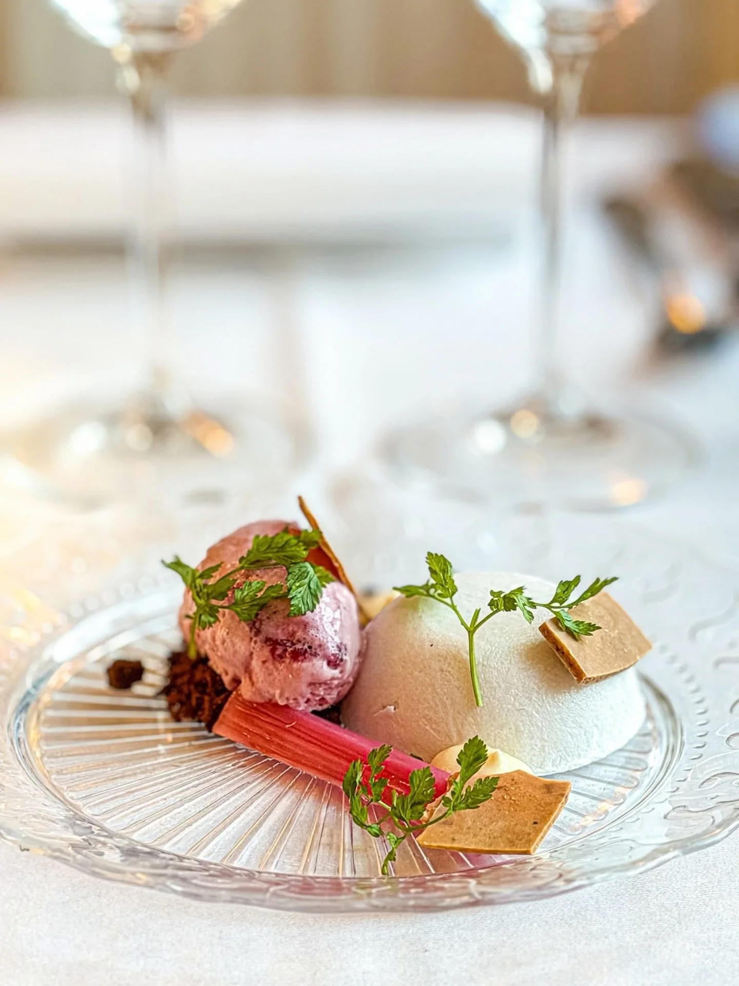 For&aring;rets f&oslash;rste rabarber bliver til sylt og iscreme, serveret med baba au rhum og spr&oslash;de marengsflager. Frisk, s&oslash;d og let syrlig &ndash; en perfekt afslutning p&aring; m&aring;ltidet 🍮🍨