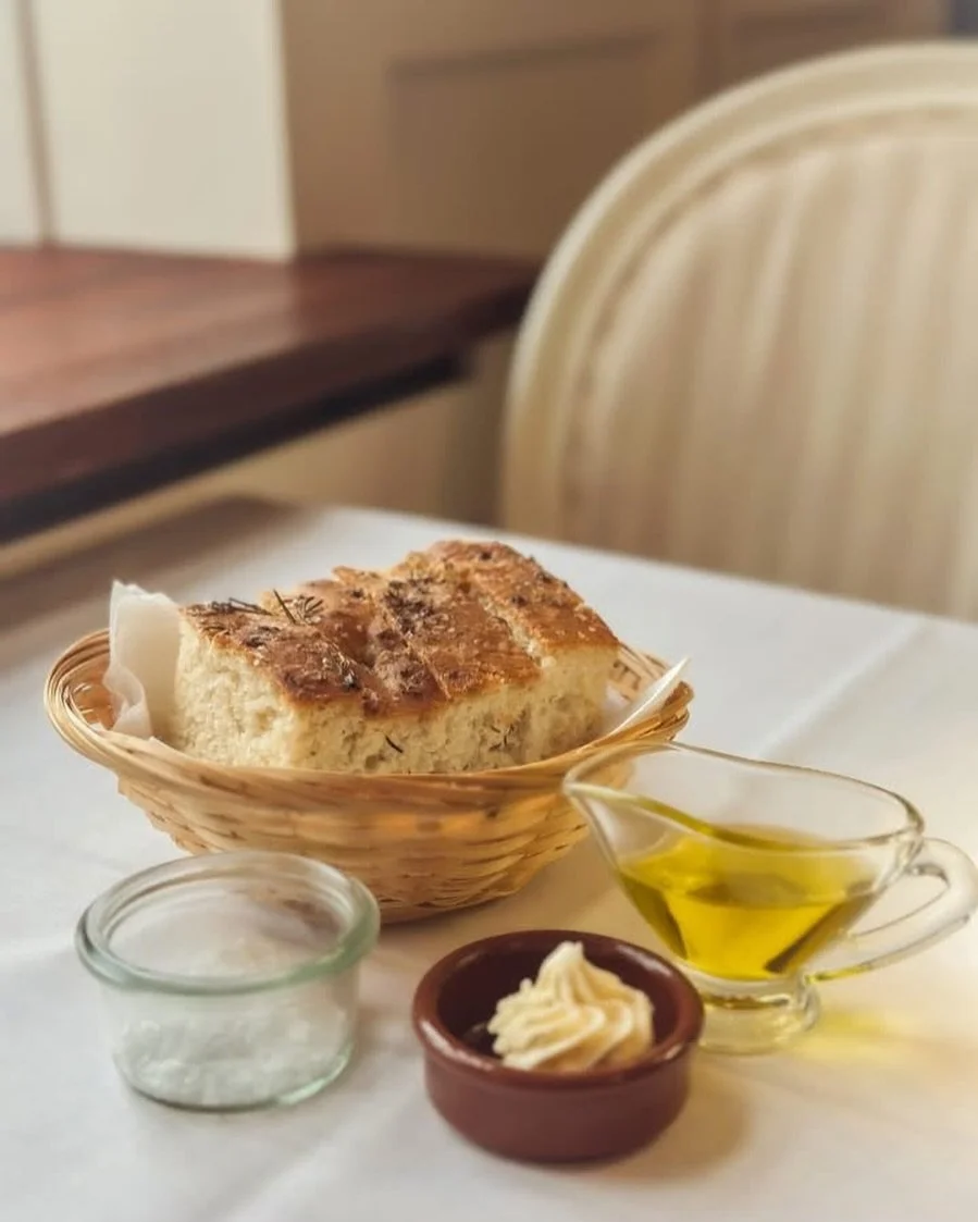 Vores spr&oslash;de, hjemmebagte br&oslash;d serveres med Det Bl&aring; Tog&rsquo;s signatu sm&oslash;r - hjemmepiskede brunet sm&oslash;r rerfekt til at nippe til inden forretten ☺