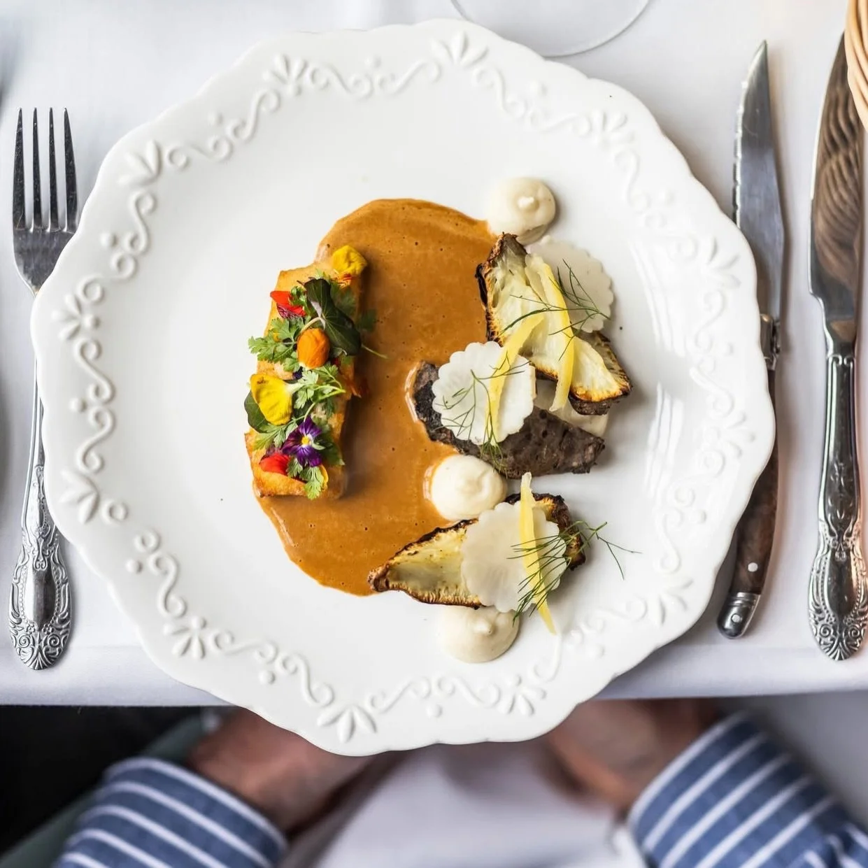 Temaaften: Mens vi venter p&aring; for&aring;ret🌿

27. april 2026, kl.18.00

Vi inviterer jer til en stemningsfuld aften med fokus p&aring; s&aelig;sonens sp&aelig;de r&aring;varer, varme smage og hyggeligt samv&aelig;r.

✨ **Menuen for aftenen** ✨
