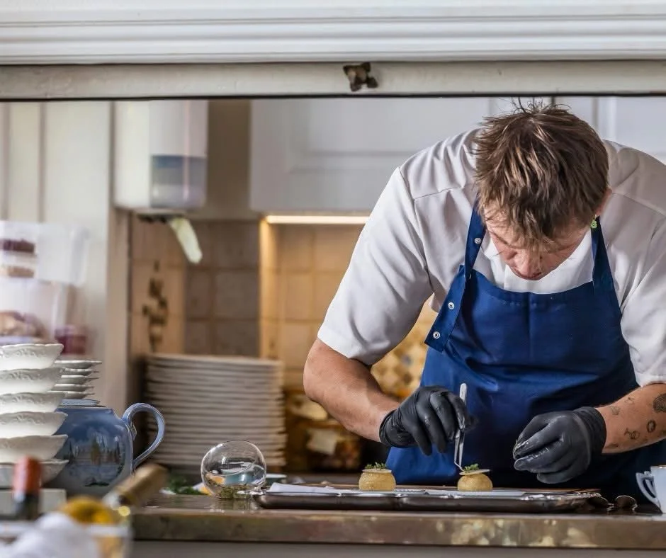 🚂 Hver onsdag p&aring; Det Bl&aring; Tog!

Fork&aelig;l dig selv med vores l&aelig;kre 3-retters surprise-menu - midt p&aring; ugen bliver det ekstra hyggeligt!

3 retter: 350 kr.
Med vinmenu: 550 kr.
Med saftmenu: 500 kr.

En smagsoplevelse, der g&