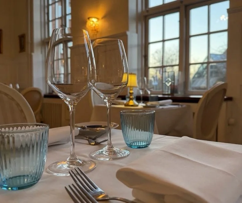 Oplev en kulinarisk rejse i vores franskinspirerede restaurant Det Bl&aring; Tog. Her inviterer vi dig indenfor i stemningsfulde, historiske omgivelser, hvor du kan nyde uds&oslash;gte gourmetretter ledsaget af n&oslash;je udvalgte vine fra husets so