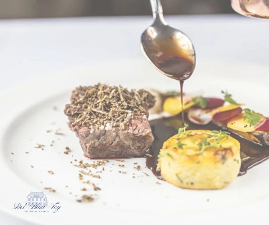 G&oslash;r noget s&aelig;rligt ud af din onsdag med vores 3-retters surprise-menu &ndash; en lille pause fra hverdagen med store smagsoplevelser☺

3 retter: 350 kr.
Med vinmenu: 550 kr.
Med saftmenu: 500 kr.

L&aelig;n dig tilbage, nyd stemningen og 