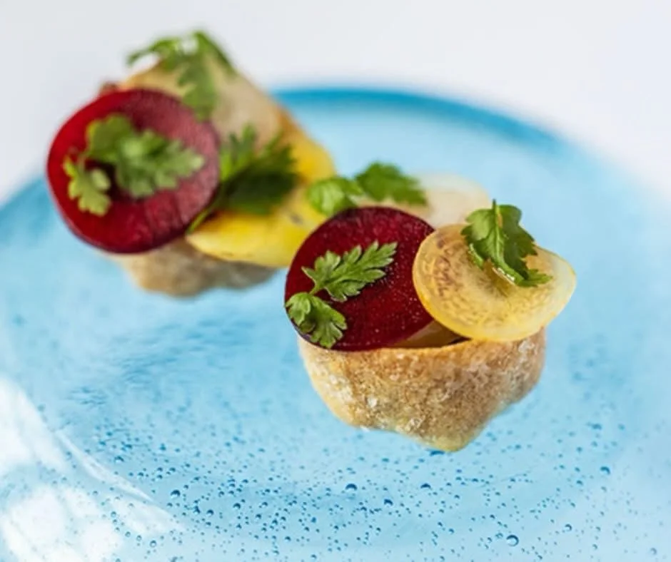 Onsdag bliver til ugens h&oslash;jdepunkt p&aring; Det Bl&aring; Tog!

G&oslash;r midtugen ekstra hyggelig og fork&aelig;l dig selv med vores l&aelig;kre 3-retters surprise-menu &ndash; fyldt med smag og overraskelser.

✨ 3 retter: 350 kr.
🍷 Med vin