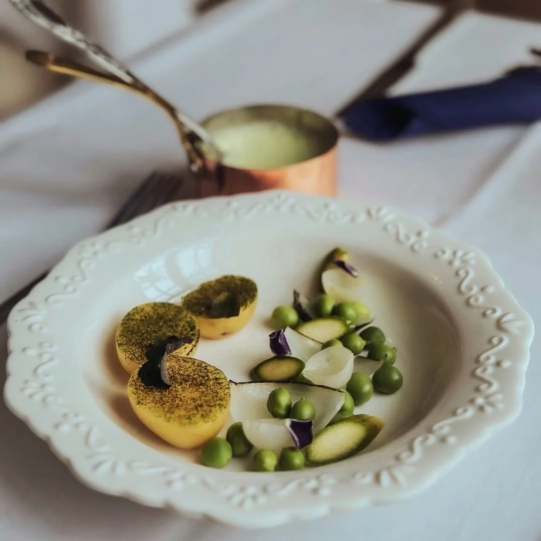 Hver onsdag &aring;bner vi d&oslash;rene til en aften med god stemning og smag i fokus. Vores k&oslash;kken sammens&aelig;tter en 3-retters surprise menu, hvor s&aelig;sonens r&aring;varer, kreativitet og sm&aring; overraskelser f&aring;r lov at spil