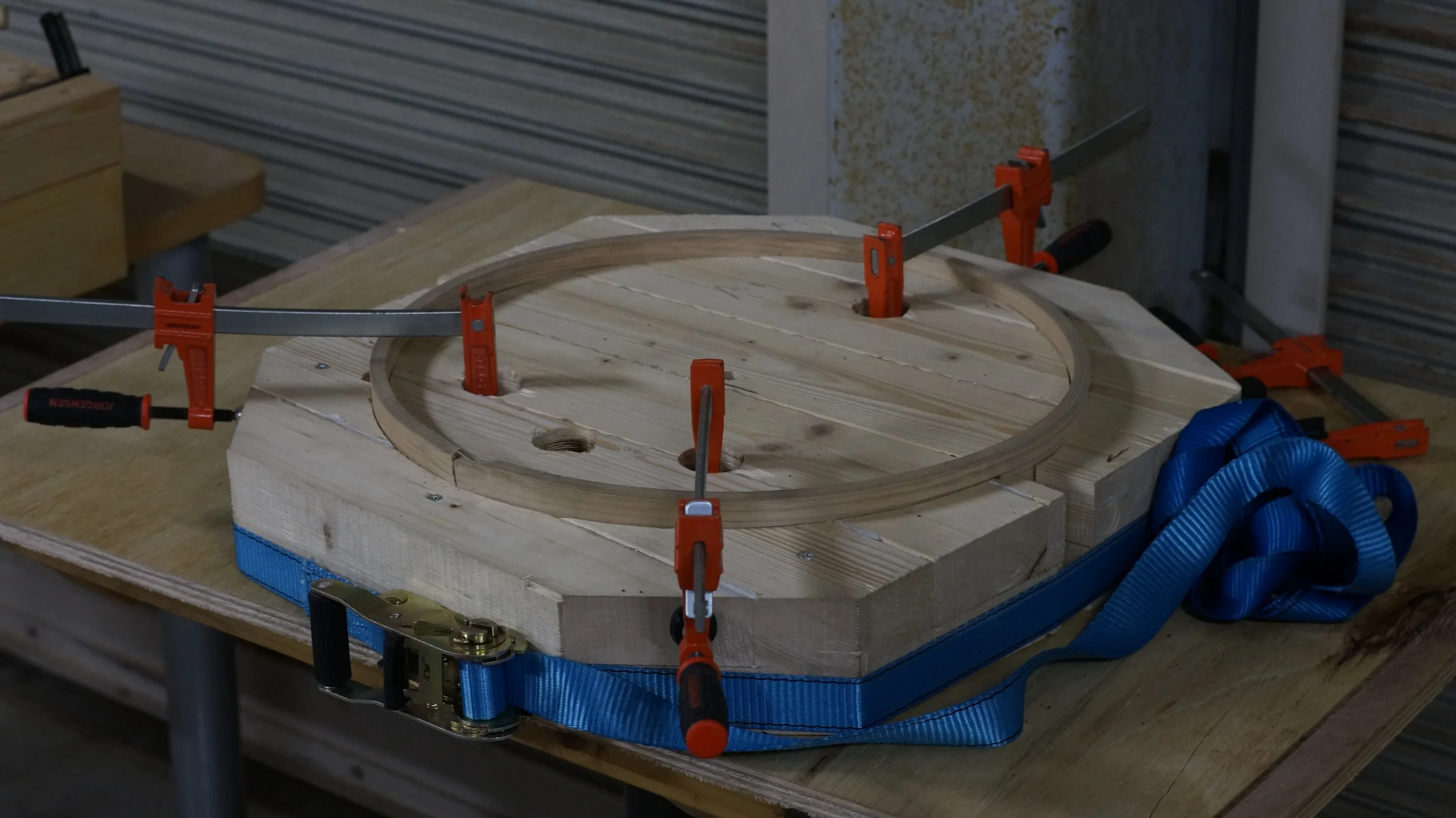 Clamping of the work piece on the mold