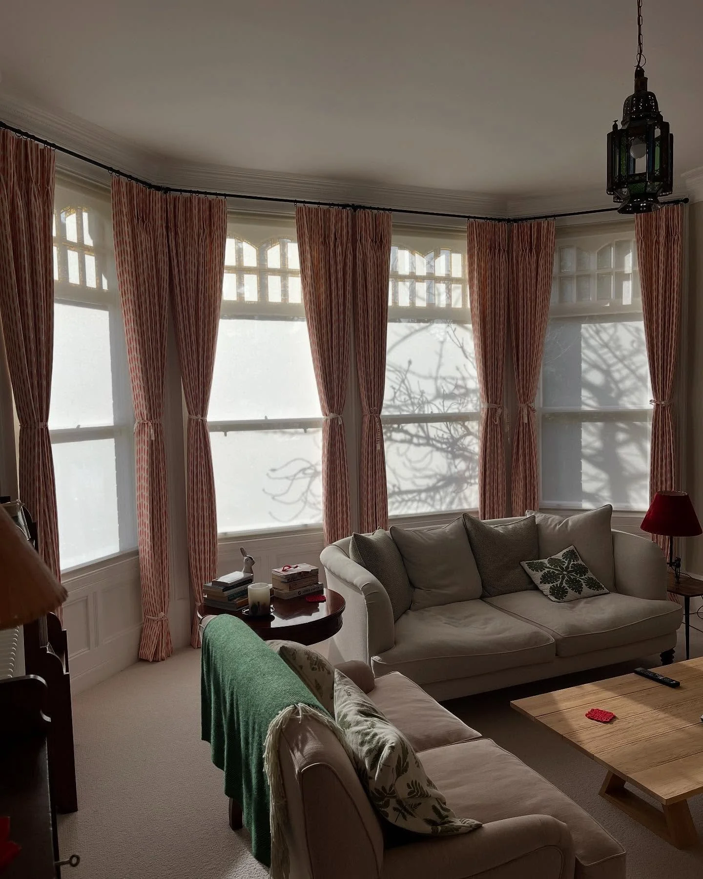 After a long deliberation over fabric (there was a lot of it involved in these curtains so it had to be right) my client had her lovely new pinch pleat, interlined curtains hung today by yours truly. The sun was shining too, happy happy days 😍☀️