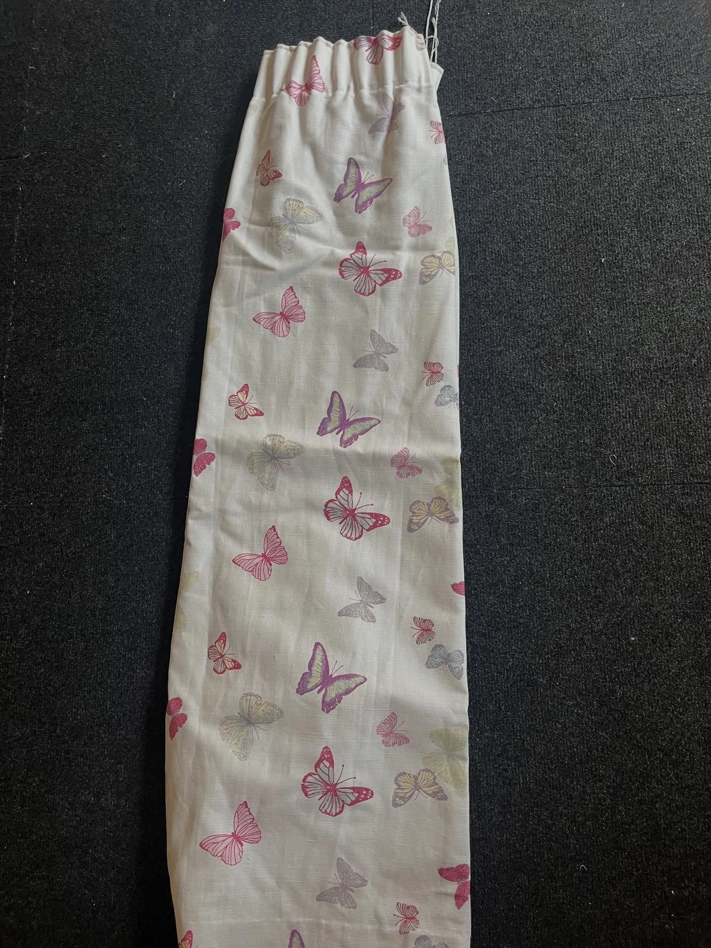 I was a pair of curtains and now I&rsquo;m a blind. I love reusing materials especially when they&rsquo;re still in good condition. If you like your curtains but you want a change, give it a go&hellip;&hellip;❤️🏵️