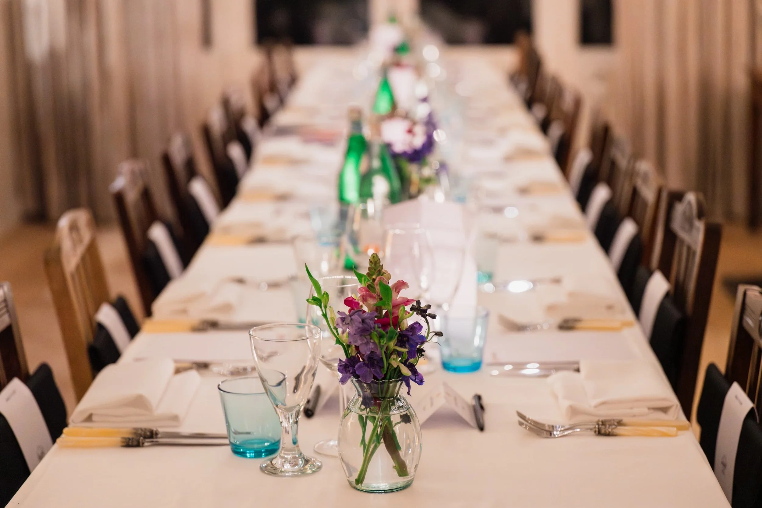 Elegant private dining table with white linen, glassware and fresh floral centerpieces for an intimate dinner in Amsterdam – privé diner met chef.