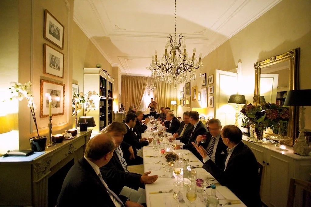 Guests enjoying an intimate private dining experience around the table in Chef Adrienne’s Amsterdam home.