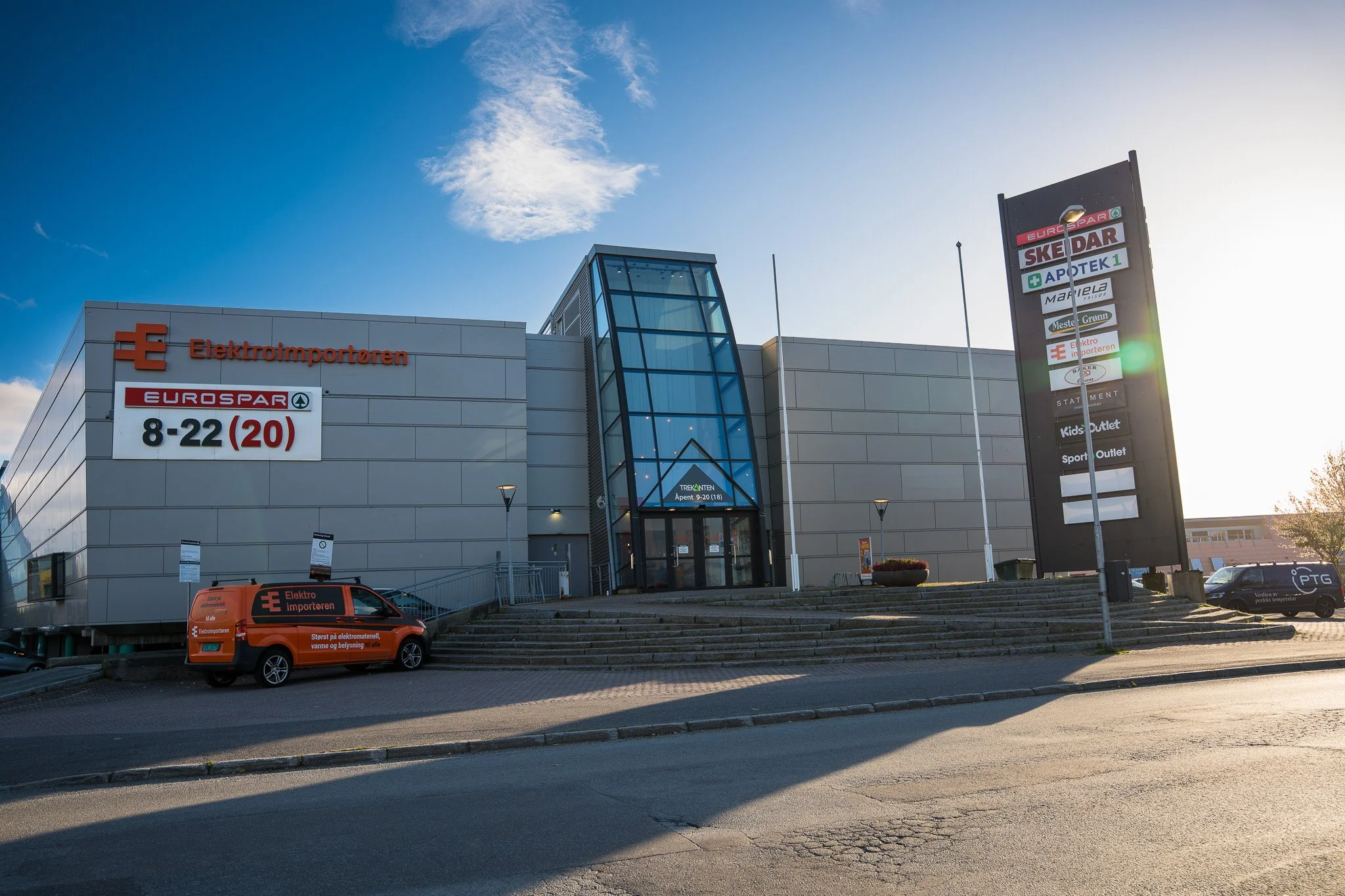 Helgen er her – og alt du trenger finner du på Trekanten 💚
Butikker, mat, kos og gode tilbud – alt på ett sted!
Kom innom og start helgen hos oss ✨
👀 Psst… vi har en spennende nyhet å avsløre over helg