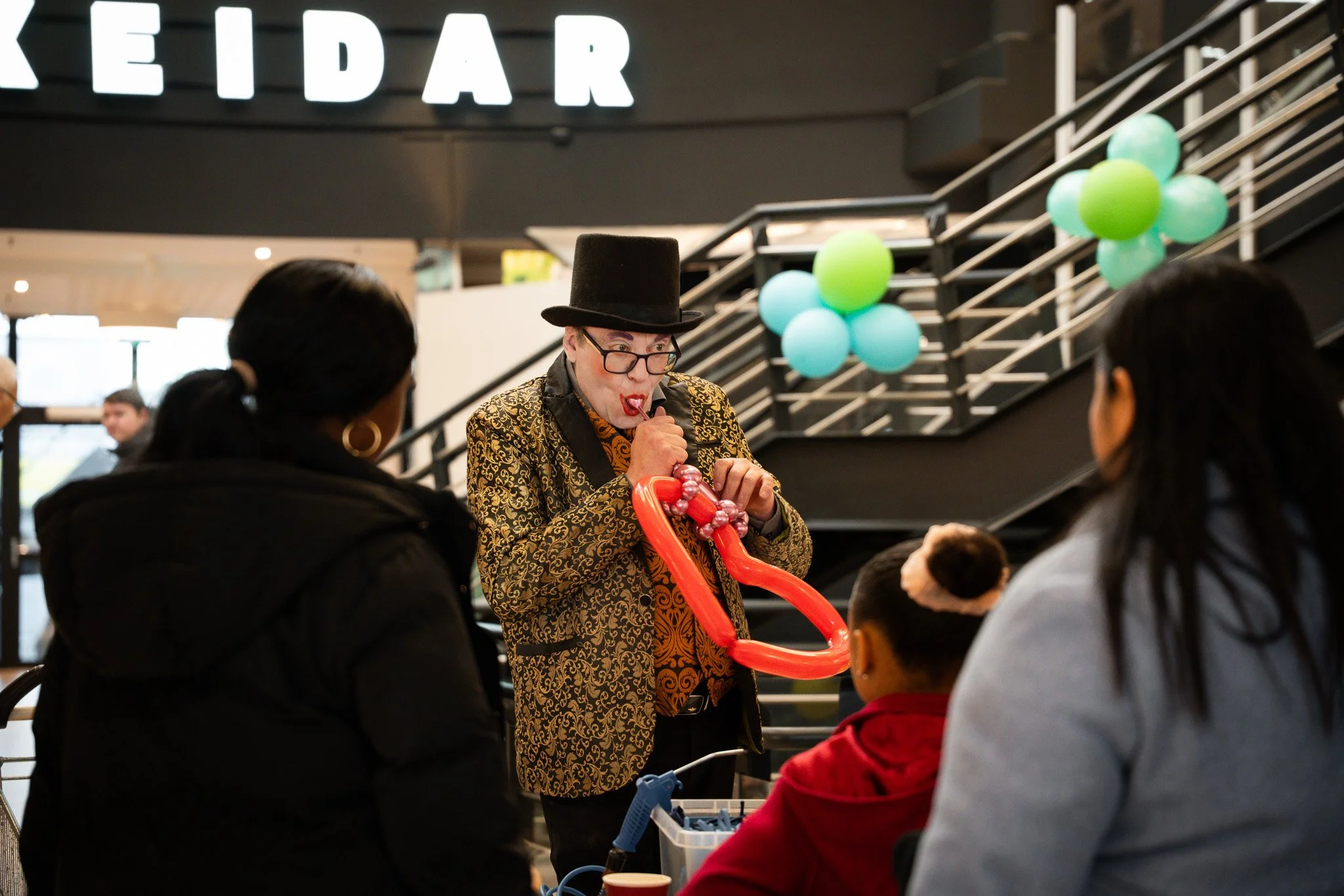 🎈🎉 I dag har vi bes&oslash;k av Klovnen Fofo helt frem til kl. 17! 🎉🎈
Han lager god stemning for b&aring;de sm&aring; og store 🤗✨ 

Fremdeles masse gode jubileumstilbud i butikkene! 🎉 

Hjertelig velkommen inn til oss p&aring; Trekanten Kj&osla