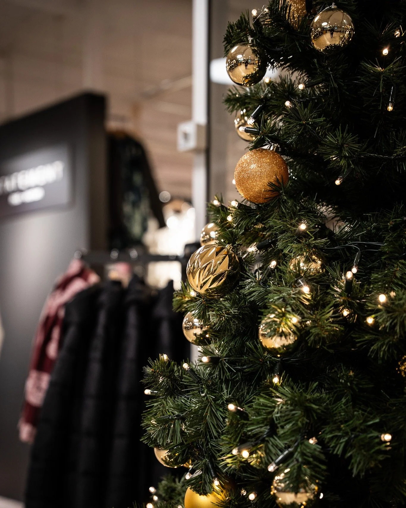 🎄✨ &Aring;pningstider desember &ndash; Trekanten Kj&oslash;pesenter &amp; Eurospar ✨🎄

🛍️ S&oslash;ndags&aring;pent f&oslash;r jul:

07.12 &bull; kl. 14&ndash;18 / kl. 14&ndash;20
14.12 &bull; kl. 14&ndash;18 / kl. 14&ndash;20
21.12 &bull; kl. 14&