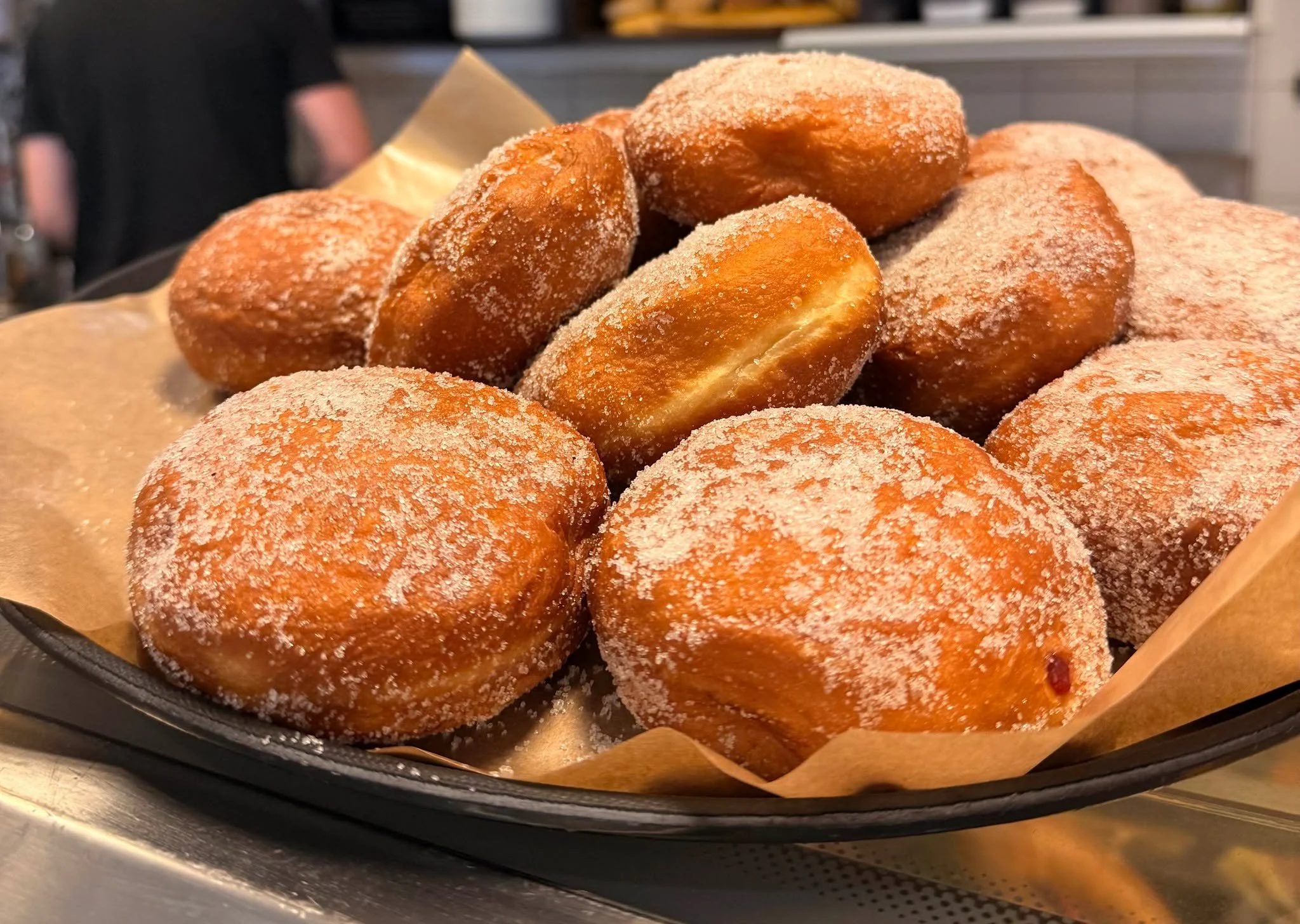 Ferske berlinerboller venter 😍 
Med vanilje, bringeb&aelig;r eller helt uten fyll ✨

Velkommen inn til @baker_olsen avd. Trekanten Kj&oslash;pesenter ❤️

#berlinerboller #bakerolsen #trekantenkj&oslash;pesenter #bod&oslash; #h&aring;ndverksbakeri