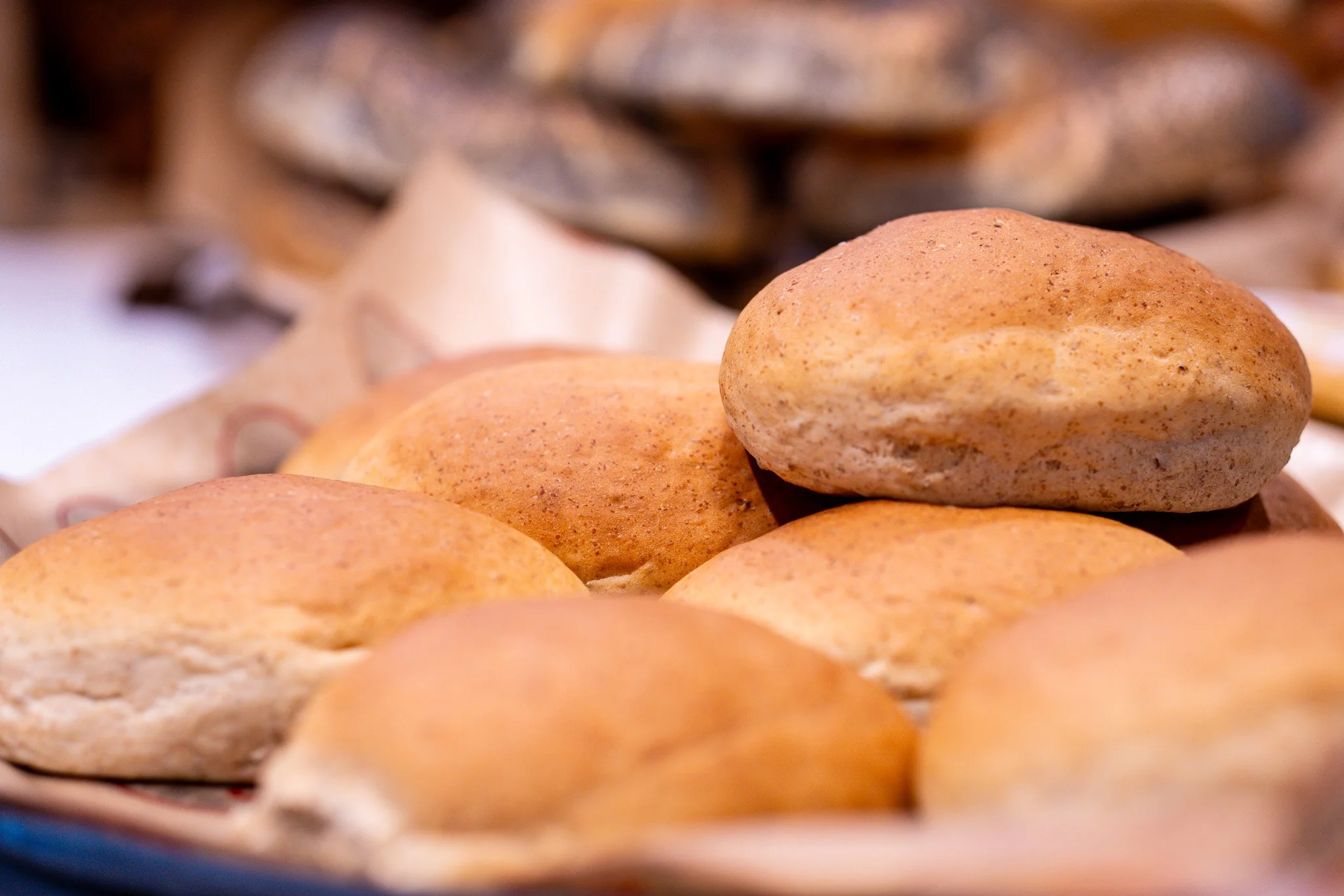 🎭 ✨Fastelavn n&aelig;rmer seg &ndash; og fristelsene venter hos @baker_olsen ❤️

De har fylt disken med:
🍩 Nydelige berlinerboller
🥨 Tradisjonelle lauper
🍰 Luftige fastelavnsboller med krem

Perfekt til helgekosen, familiesamlingen &ndash; eller 