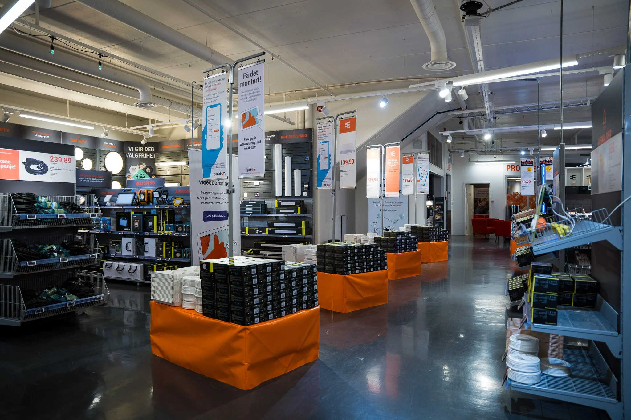 Dette er en bilde av en svart postkassestativ med flere moderne utendørslamper som har dekorative svart-hvite projeksjonslamper.