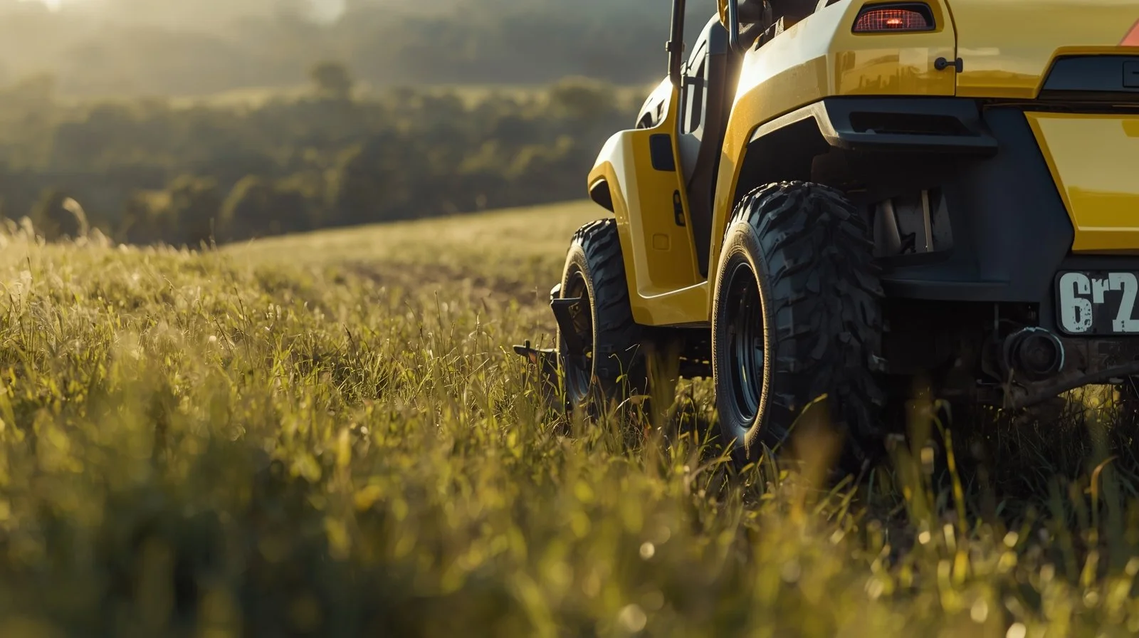 image d'une tondeuse technique dans un champ à tondre