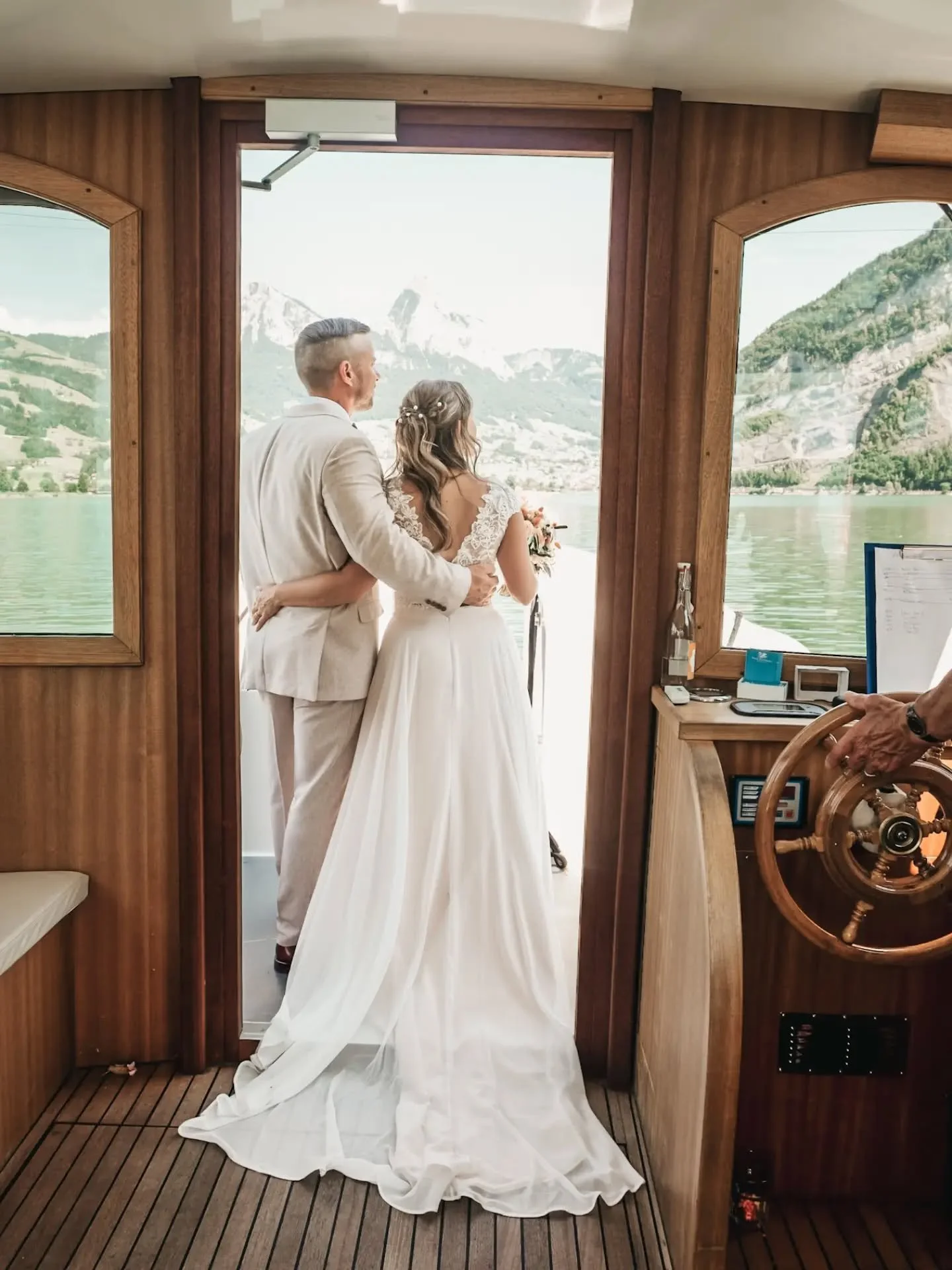 Ein magischer Moment auf dem Lauerzersee🤎🤍🤎

#hochzeitsinspiration #hochzeitskleid #fotografie