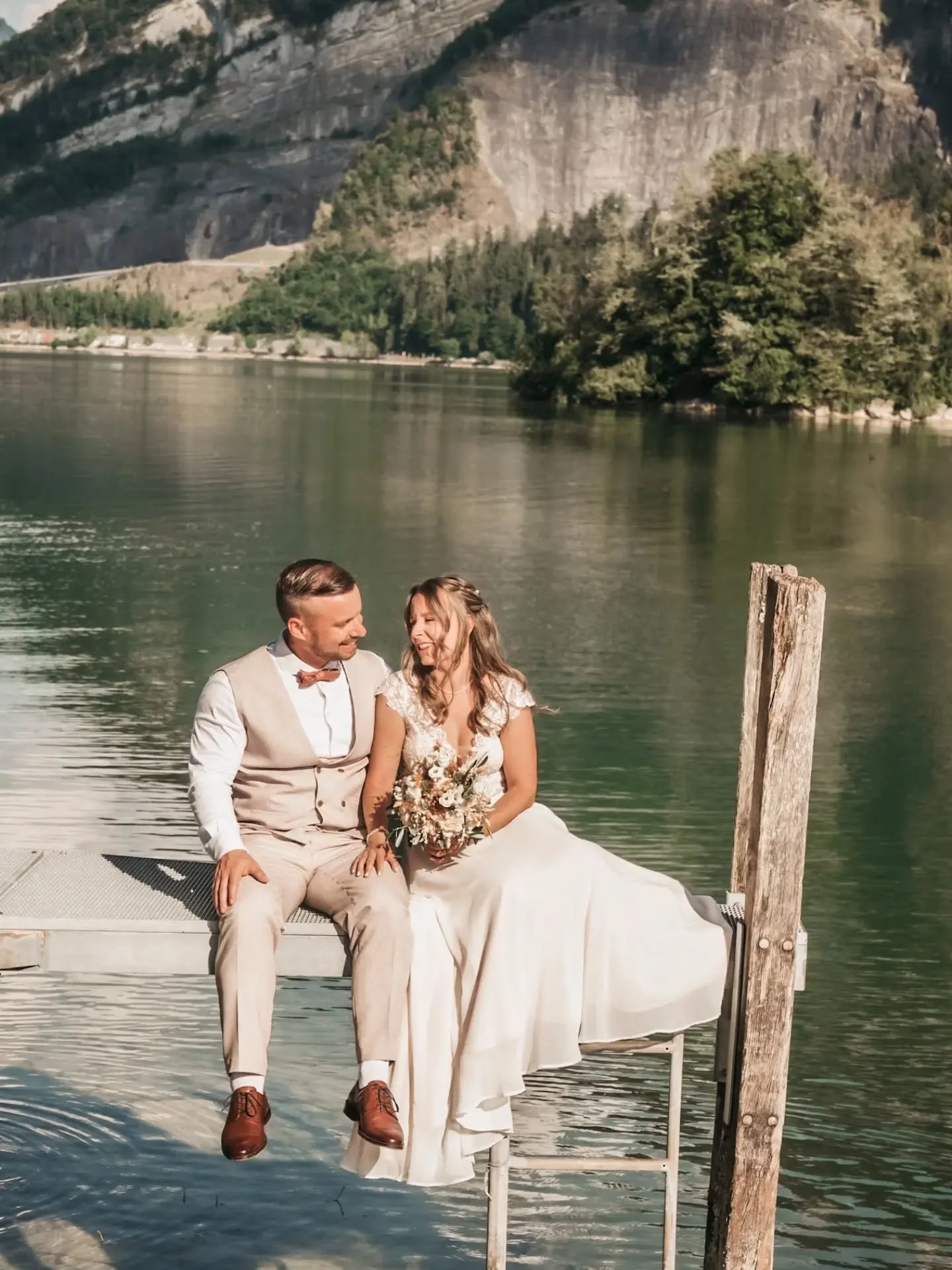 Manche Hochzeiten f&uuml;hlen sich einfach wie ein kleines St&uuml;ckchen Film an. 🎞️🤍

Diese traumhafte Kulisse, zwei Menschen, die sich gefunden haben, und ganz viele echte Momente dazwischen.

Danke, dass ich eure Geschichte mit meiner Kamera fe
