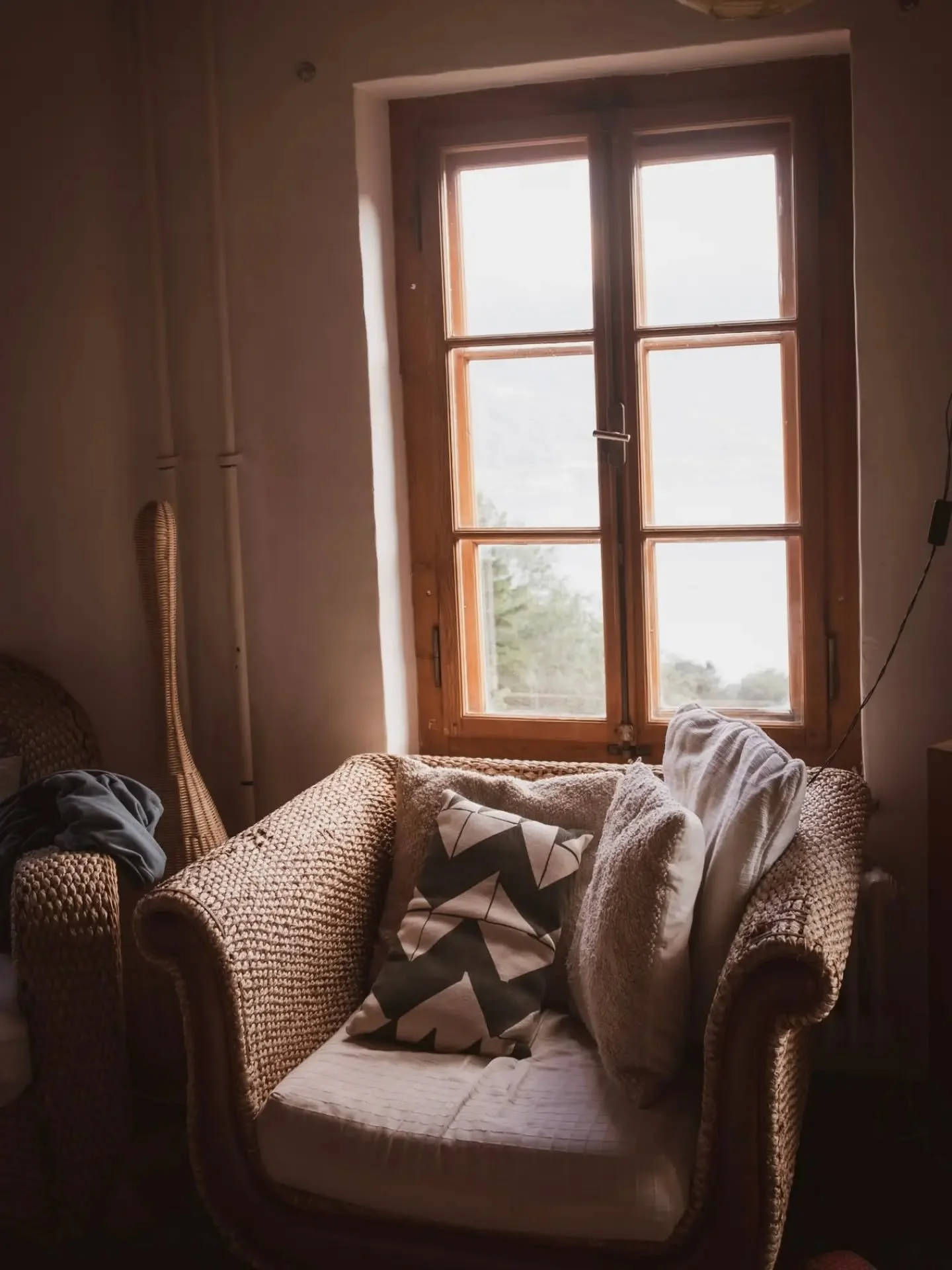 Can you feel the coziness💭🕯📚

I found this corner during a wedding shoot - it grounds you somehow📸

this picture grounds you somehow
#pictureperfect #cozy #marriage