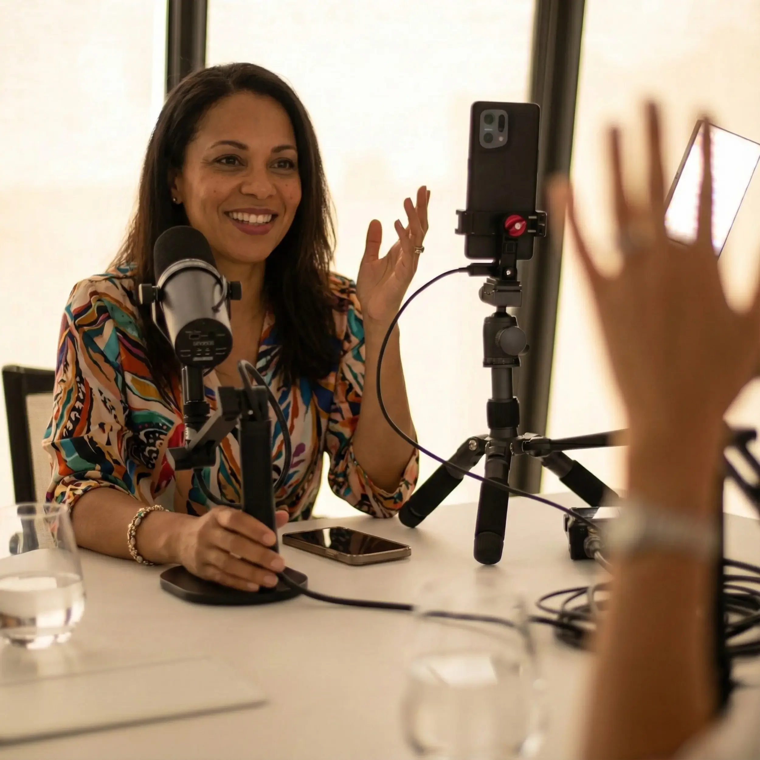 Abamaé Studio, spécialiste de la réalisation de podcasts BtoB, vous propose timbr.Influence : réalisez vous-même les shorts verticaux accompagnant la diffusion de votre podcast.