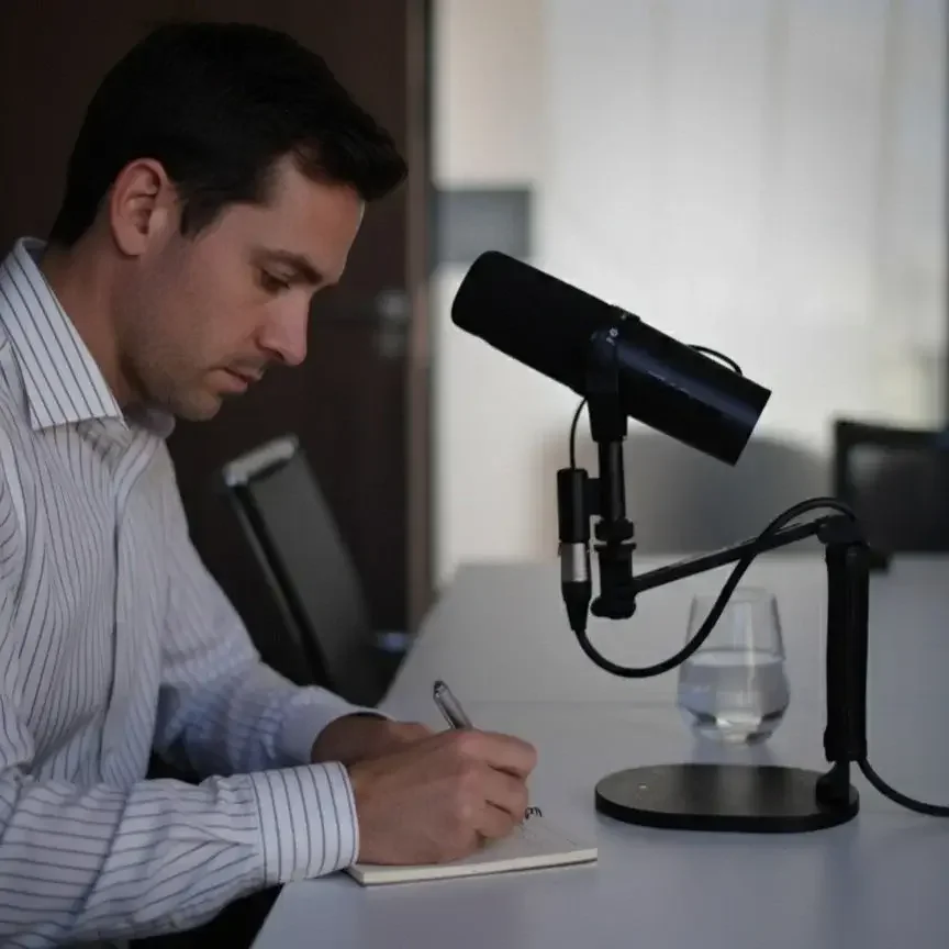 Avec Abamaé, optez pour notre offre Studio ou notre solution timbr pour votre podcast audio.