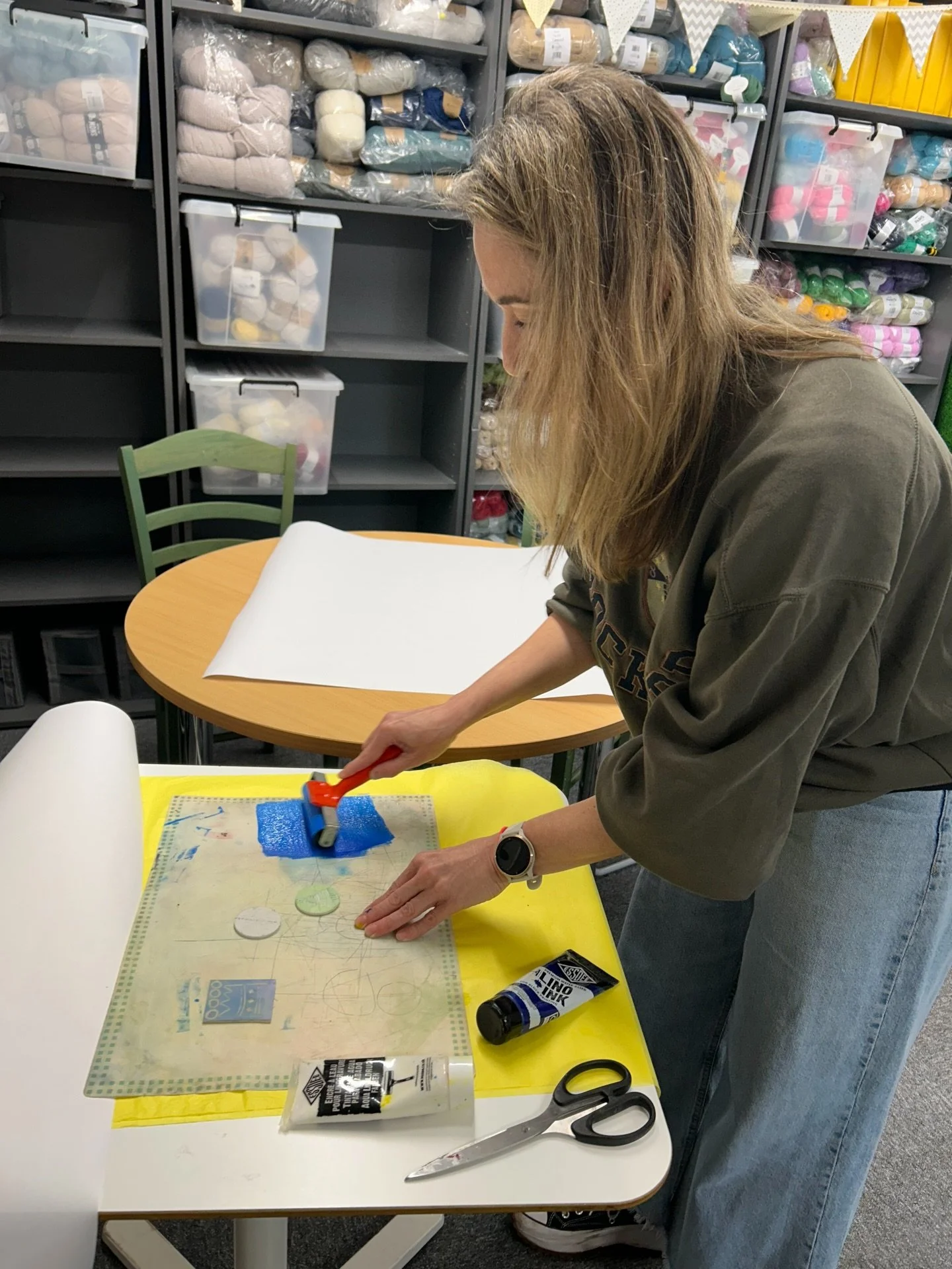 Lots of colours being printed at Saturday&rsquo;s festive printing workshop @yarnybees 
We were making Lino stamps to create hand crafted wrapping paper and tags. Fun morning and lots of ideas being explored to create own designs 🌲👑❄️

I will retur