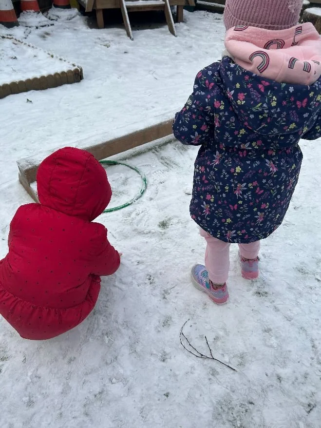 ⛄ Snow Day! We wrapped up warm and ventured outside in the Garden to explore the Snow. We made a mini Snowman, listened to the crunchy snow under our feet and rolled it to see what different shapes we could make out of the Snow. ⛄