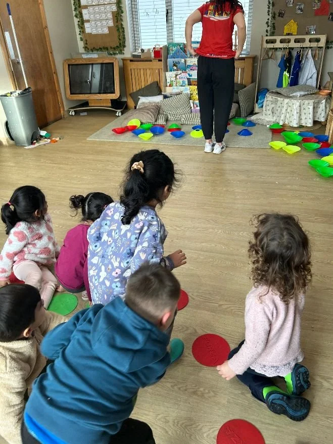 🏅 Mini Athletics is back! The snow didn't stop us from enjoying an Indoor Sports session with Coach Rachel! 🥇