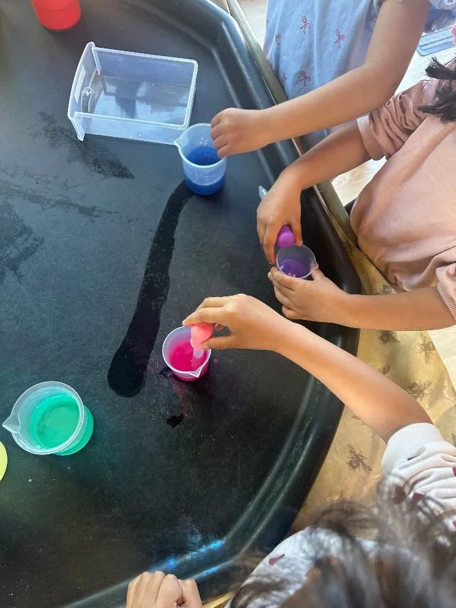 ❤️🧡 Busy Bees have been experimenting with Colour mixing. The Children used the pipettes to squeeze their coloured water into the tray. They then chose another colour to add, and had a go at guessing what colour it would make when they mixed it toge