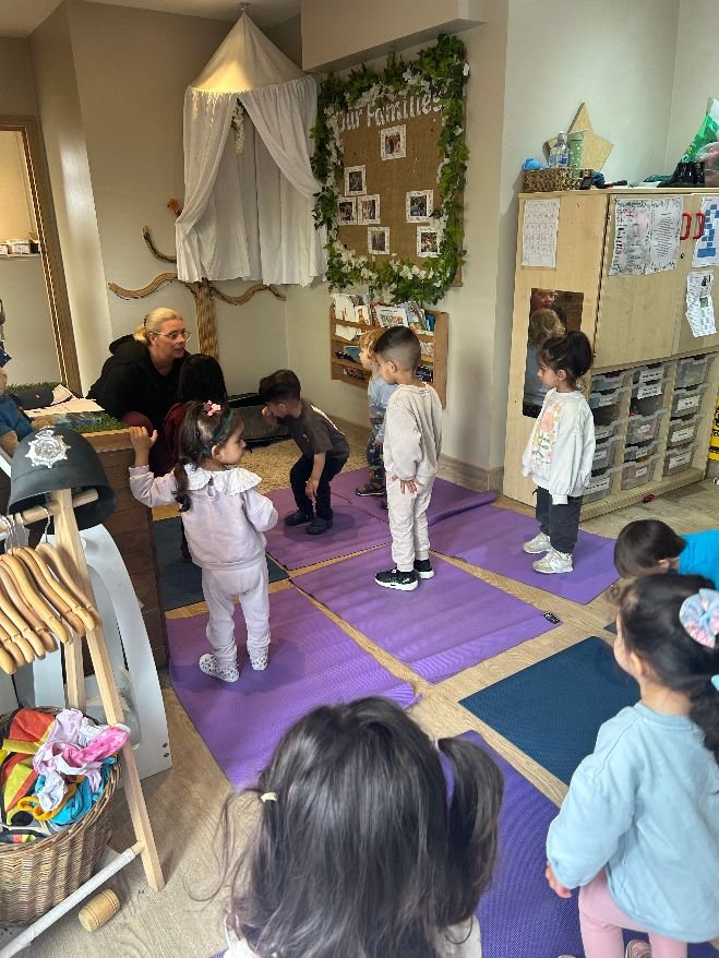 🤸 We were joined by @yogabugsuk @yogabugs_uk today for a Children's Yoga session. Zoe incorporated Yoga poses into 'The Gingerbread Man' story. Our Honey Bees did very well copying the balances and actions. Well Done! 🤸&zwj;♂️