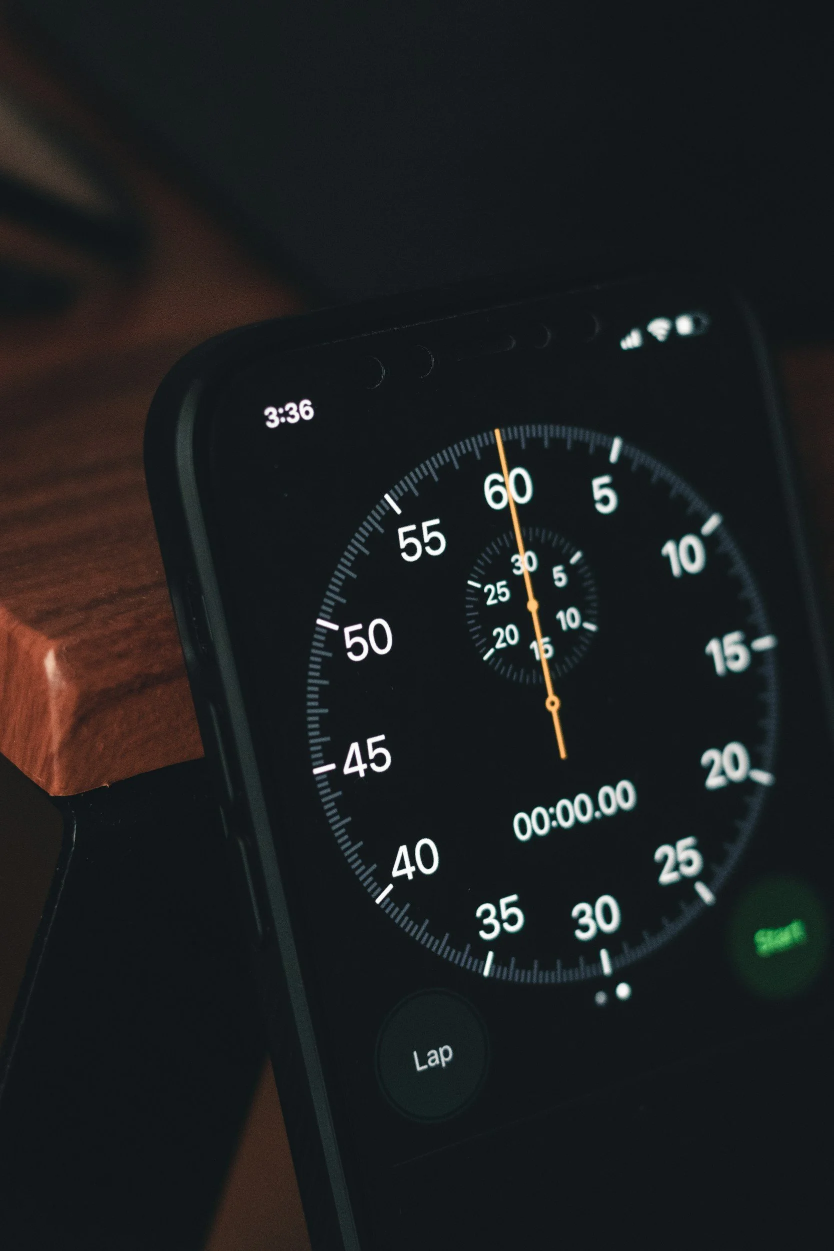 Un smartphone affichant un chronomètre en mode de compte à rebours, avec le temps réglé à 60 secondes.