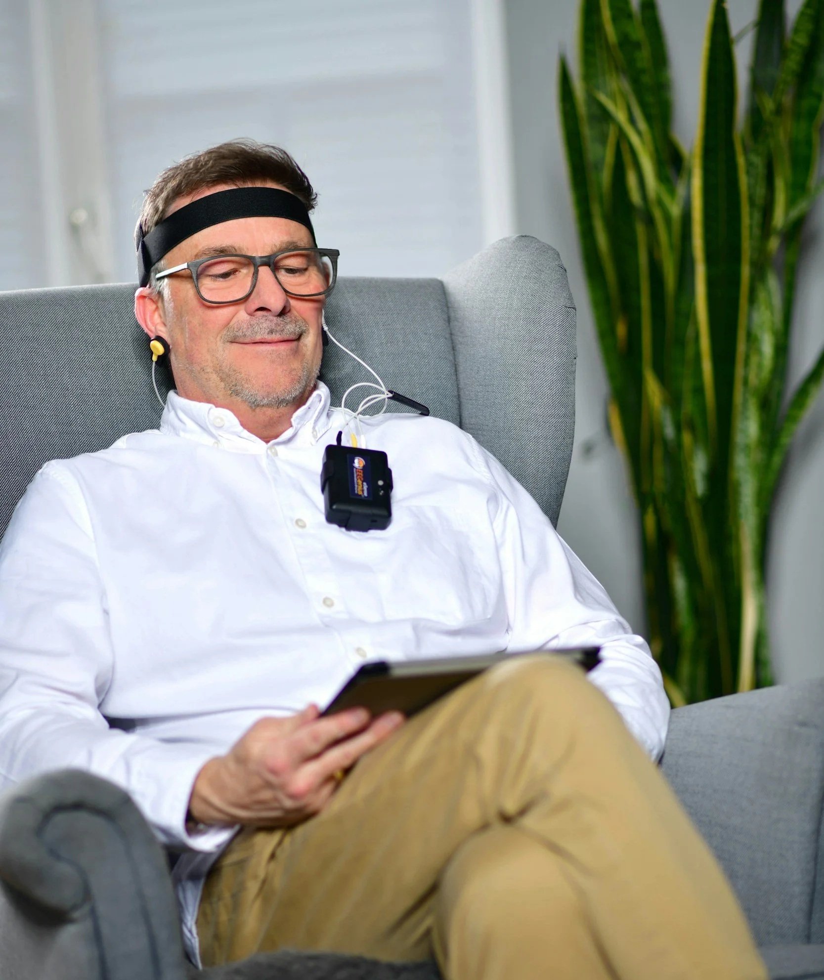 Homme réalisant un entrainement de Bio Neurofeedback Clinique QEEG à Sion