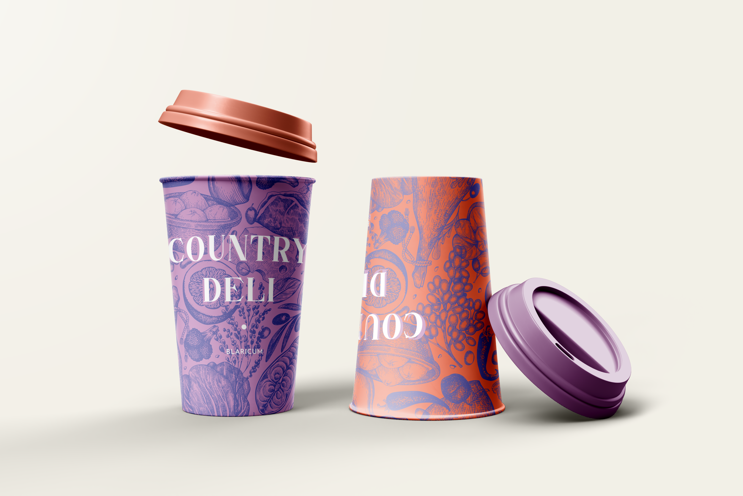 Twee bekers met kleurrijke ontwerp en de woorden 'COUNTRY DELI', een met een roze deksel, de andere met een paarse deksel.