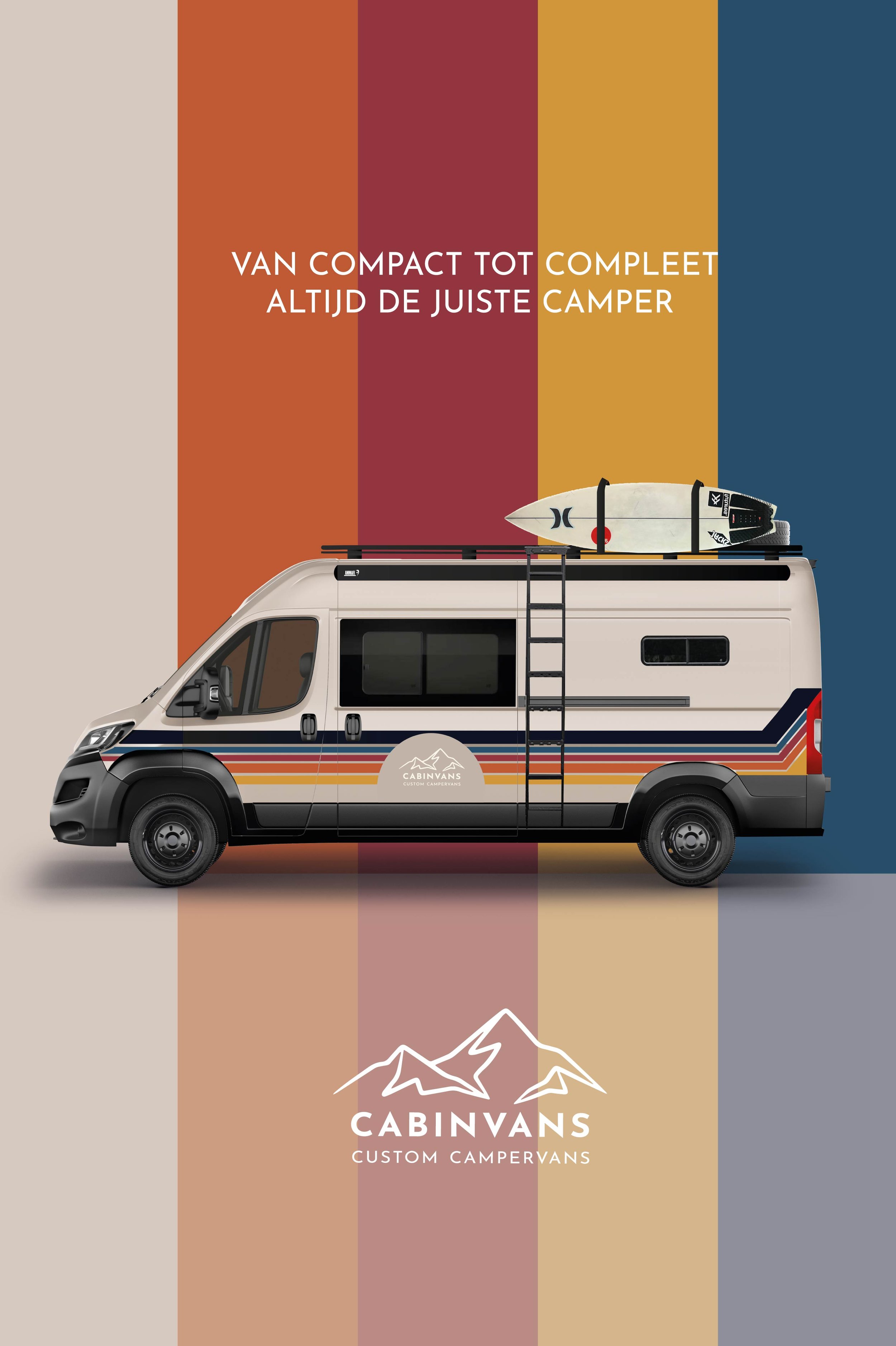 Verkeerswagen met kampeeruitrusting op het dak, achtergrond met kleurrijke strepen, tekst in het Nederlands en een berglogo.