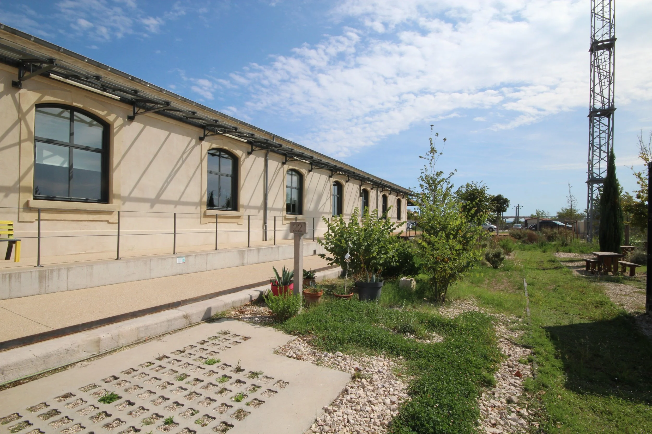 Restauration et végétalisation de l'ancienne gare pour en faire La Gare Numérique