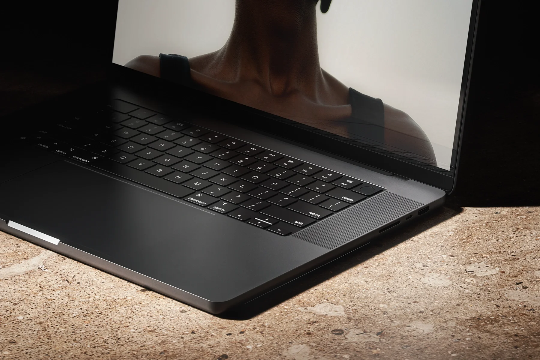 MacBook_Pro_28 3.webp