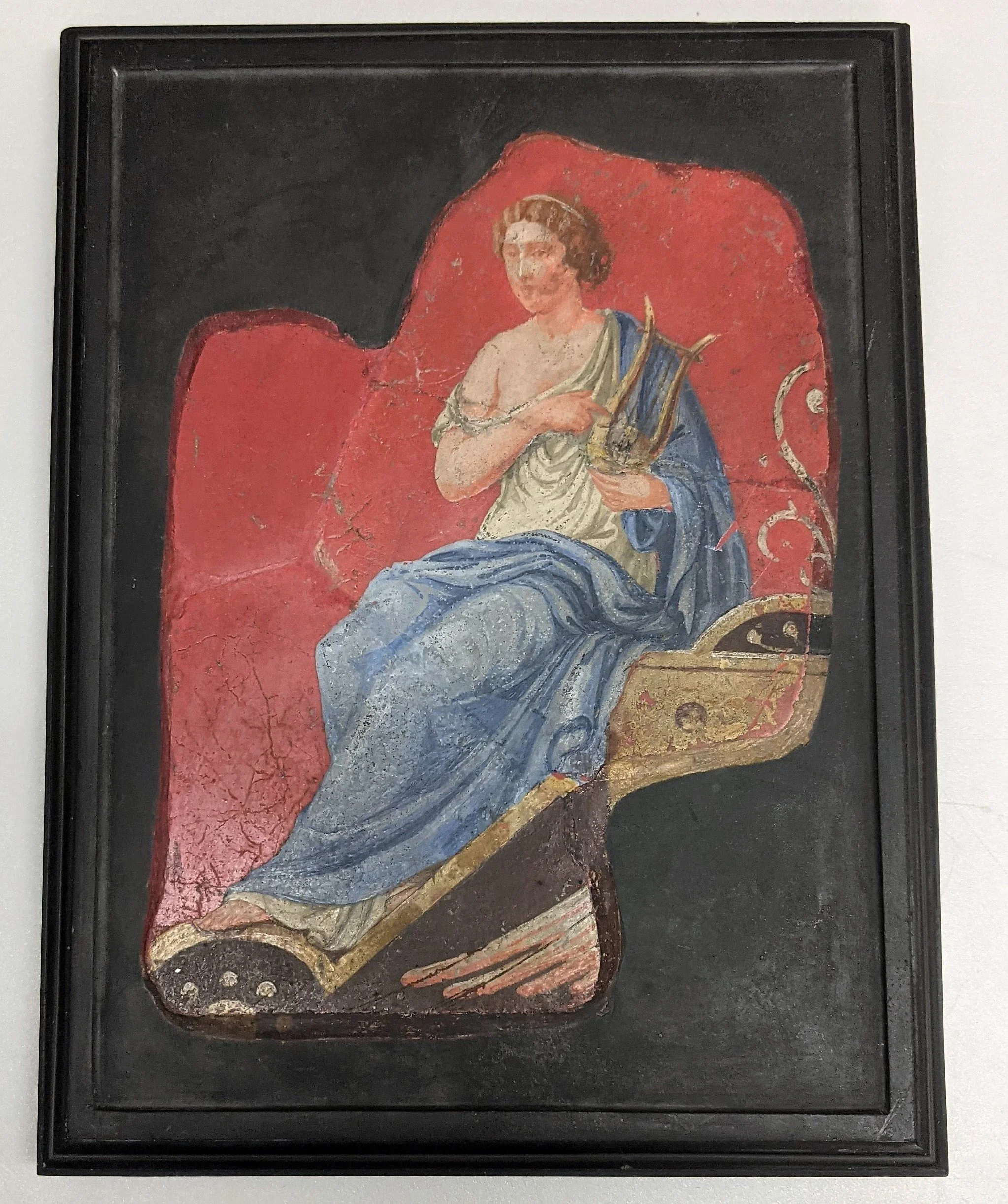 Figura sentada sobre fondo rojo
Pintura