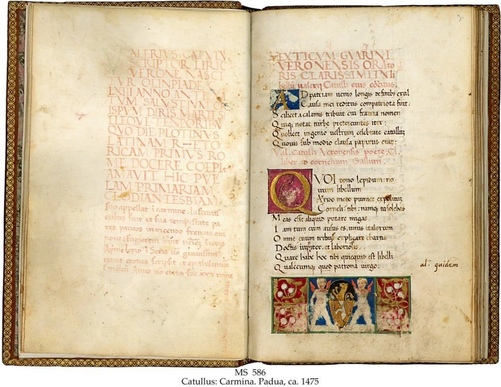 Doble página de un manuscrito de los Carmina de Catulo, con iniciales iluminadas y escritura latina sobre pergamino.