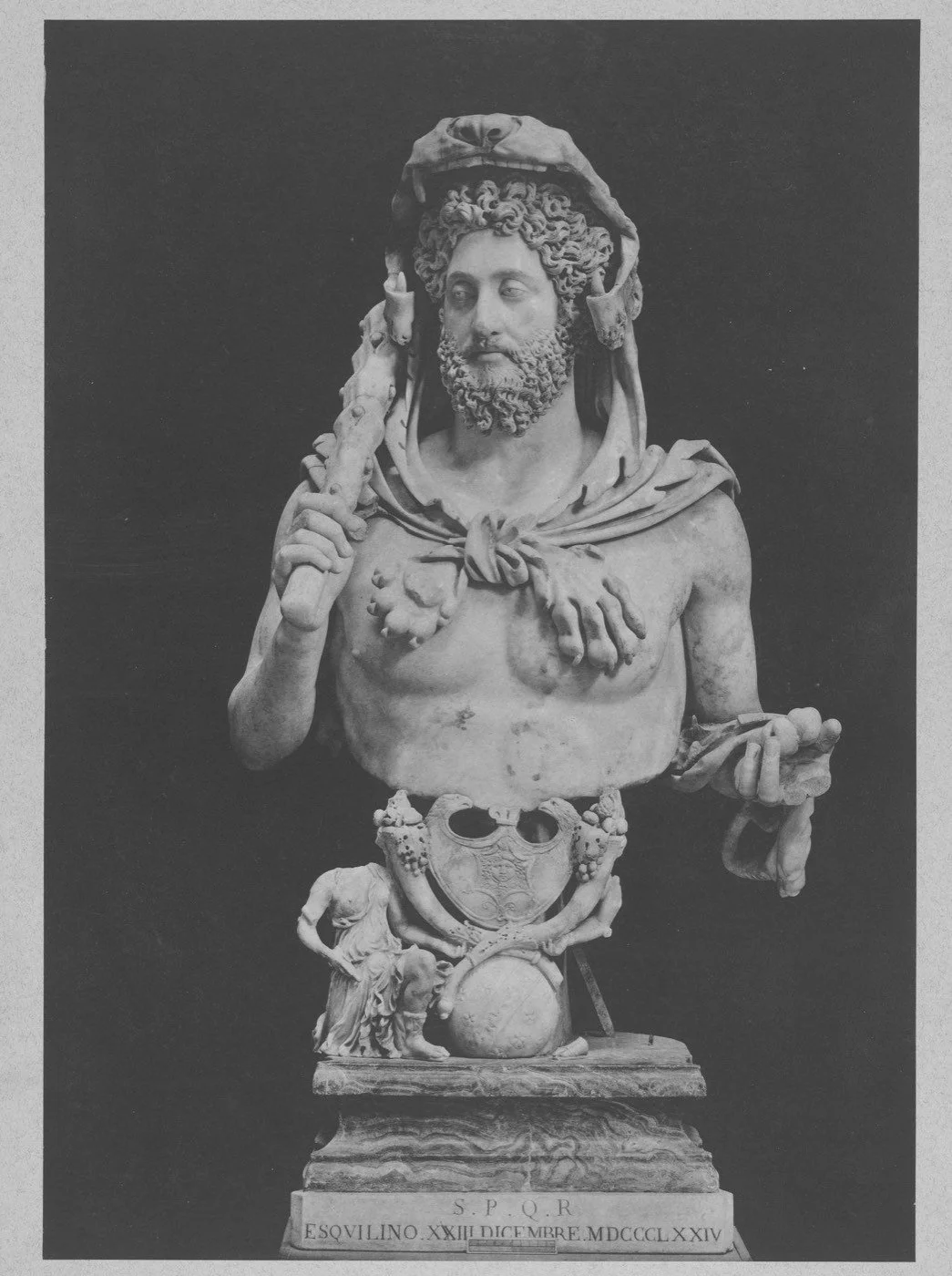 Busto con piel de león
Publicación iniciada en 1888; fecha de esta lámina no documentada · Fototipia a partir de una fotografía