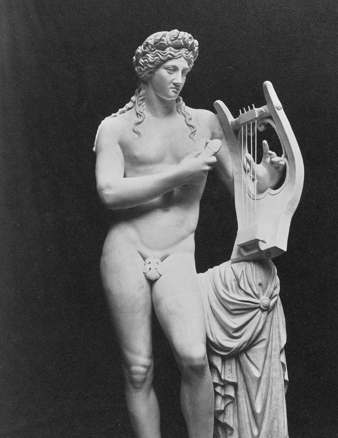b011-figura-con-lira.jpg