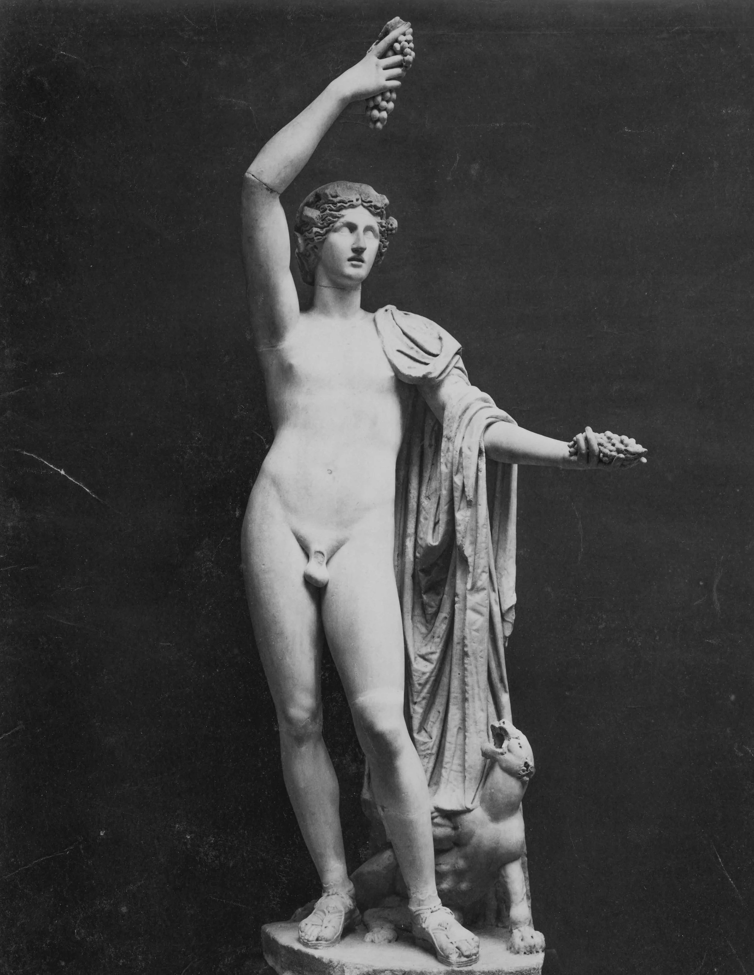 Figura con el brazo alzado
Fotografía