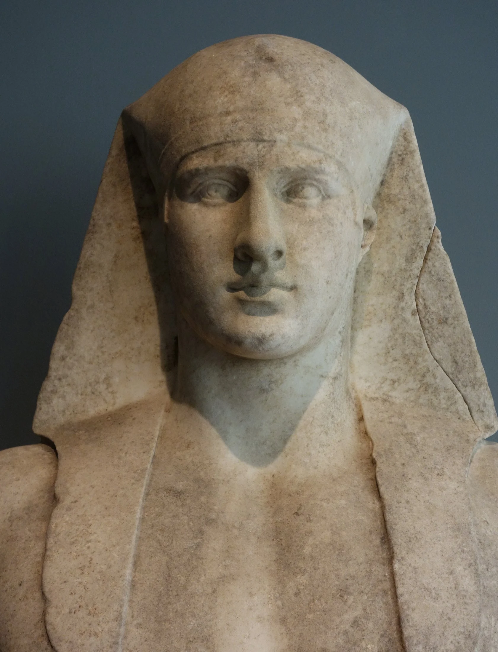 Detalle del busto de Antínoo como Osiris, con el tocado egipcio nemes y el pecho descubierto.
