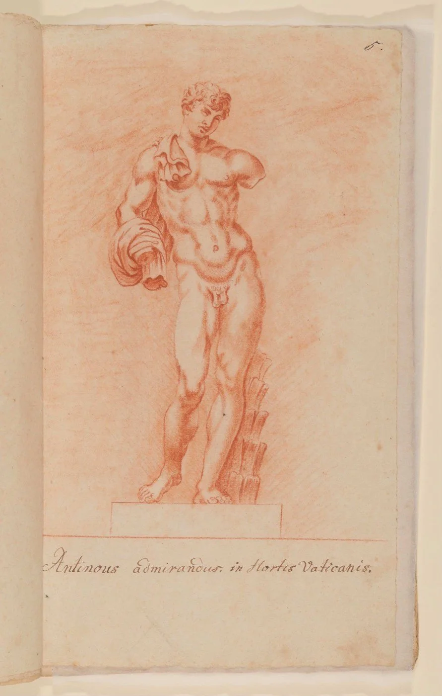 Figura sobre pedestal
