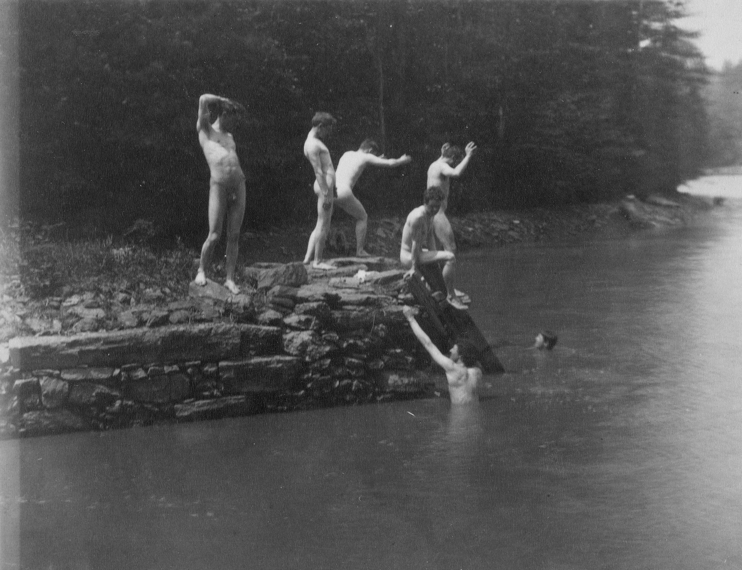Figuras junto al agua
Fotografía