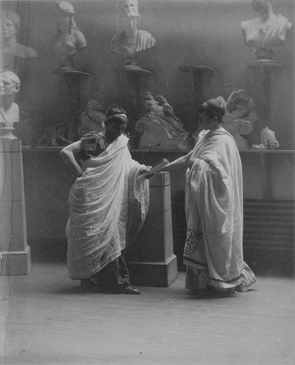 Estudiantes entre esculturas en un taller de la Pennsylvania Academy of the Fine Arts; imagen editorial de archivo.