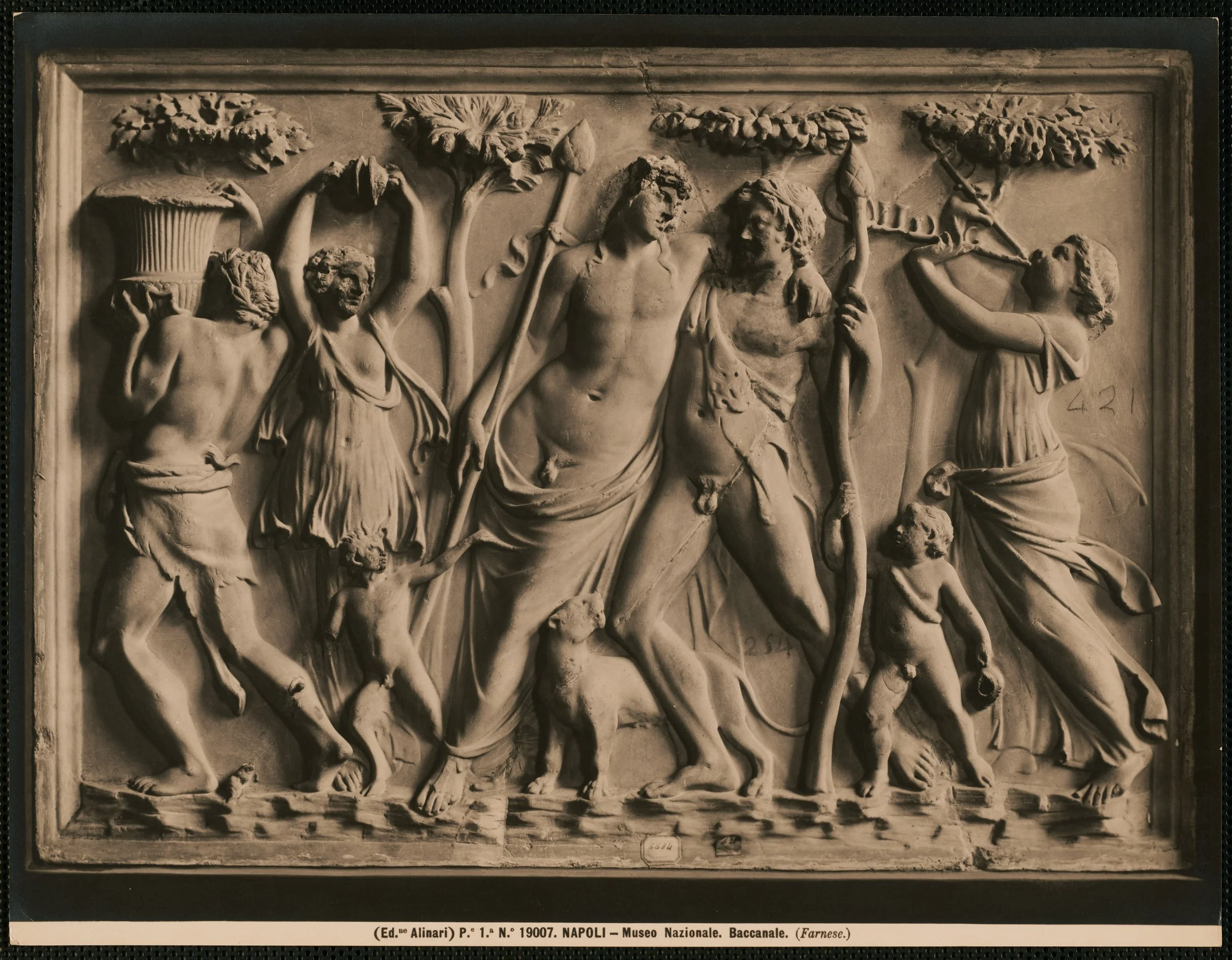 Relieve con figuras y guirnaldas
Fotografía
