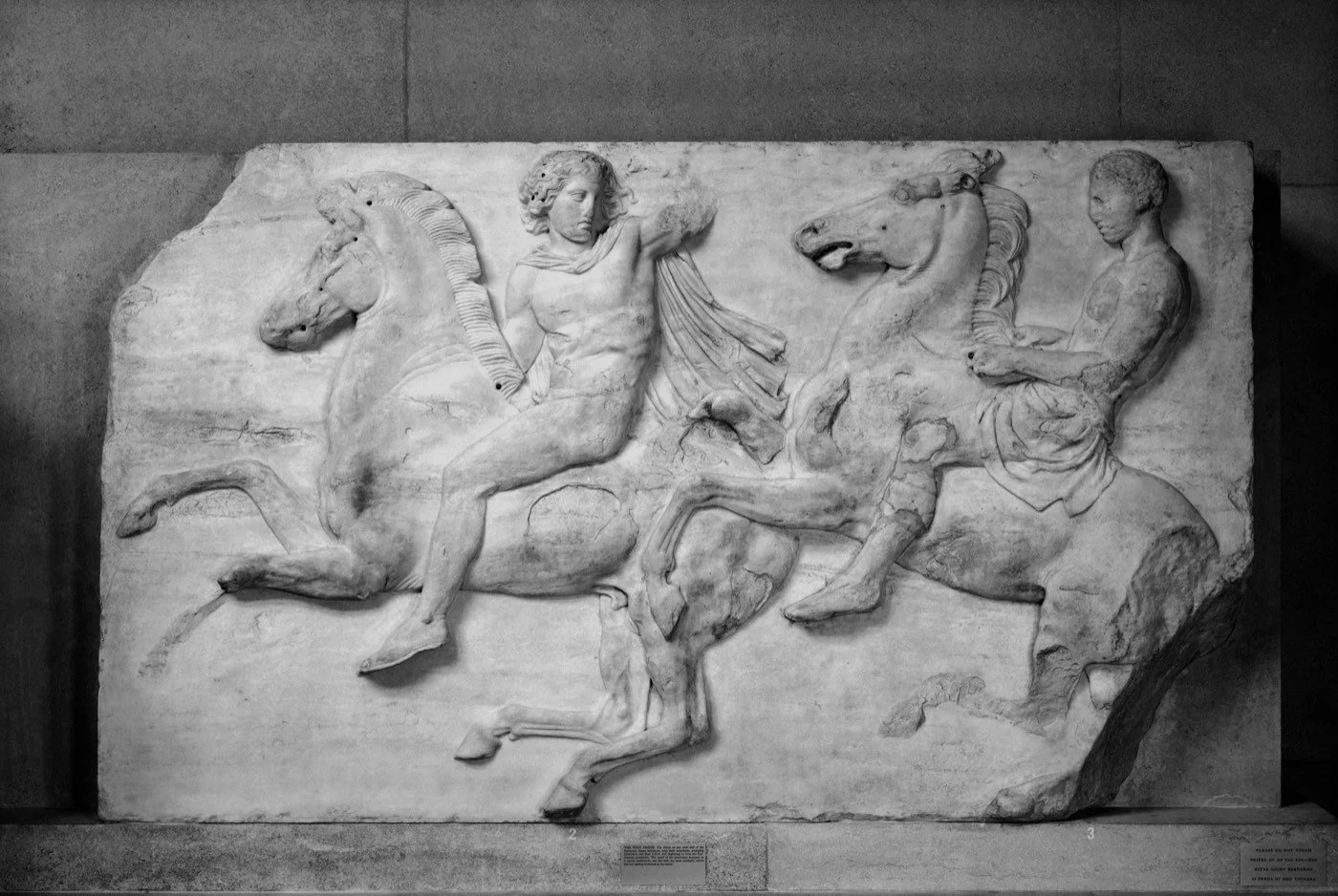 Jinetes tallados en el friso occidental del Partenón, bloque II, del British Museum.
