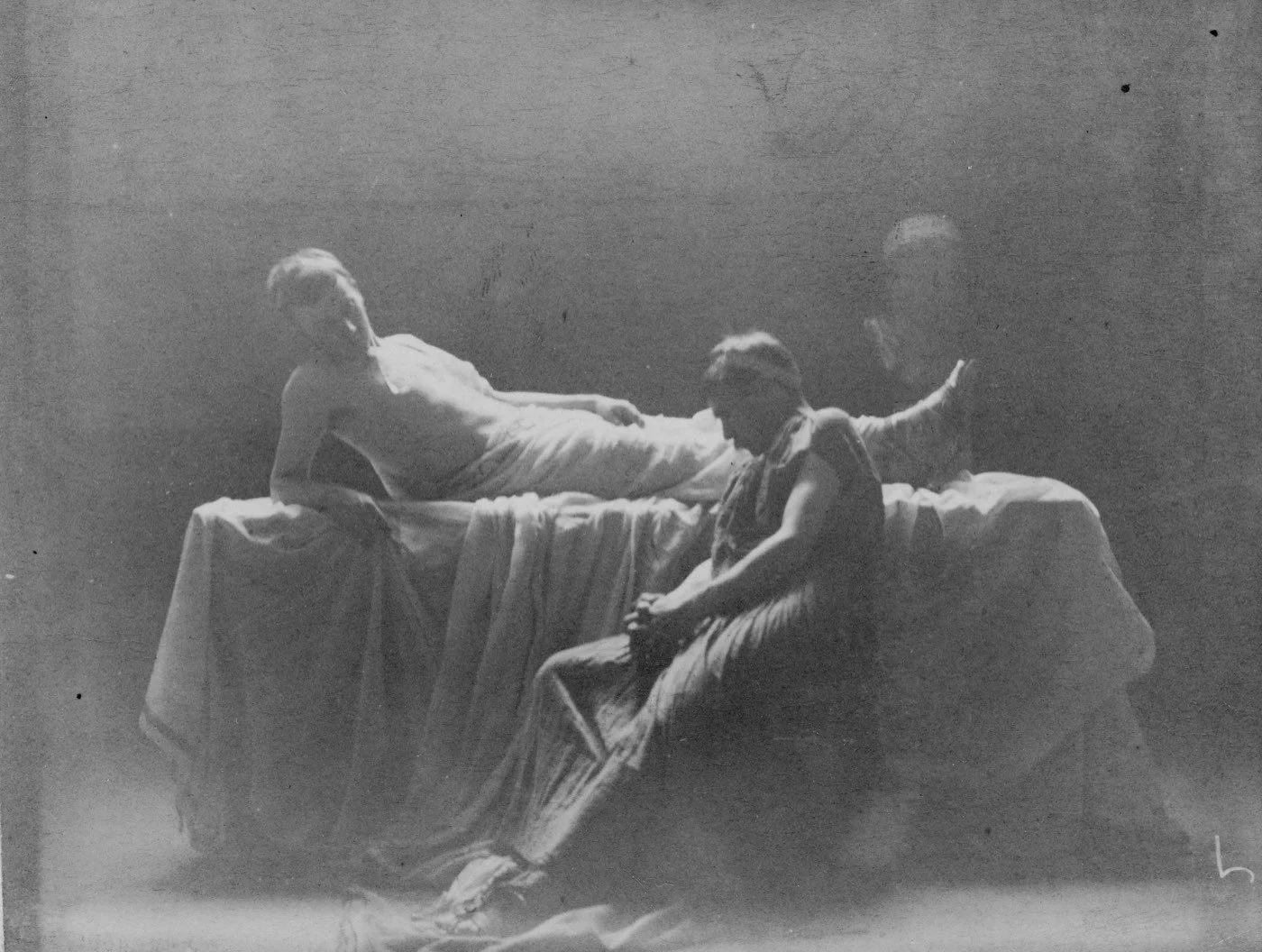 Dos figuras clásicas reclinadas, representadas en una imagen monocroma de archivo.