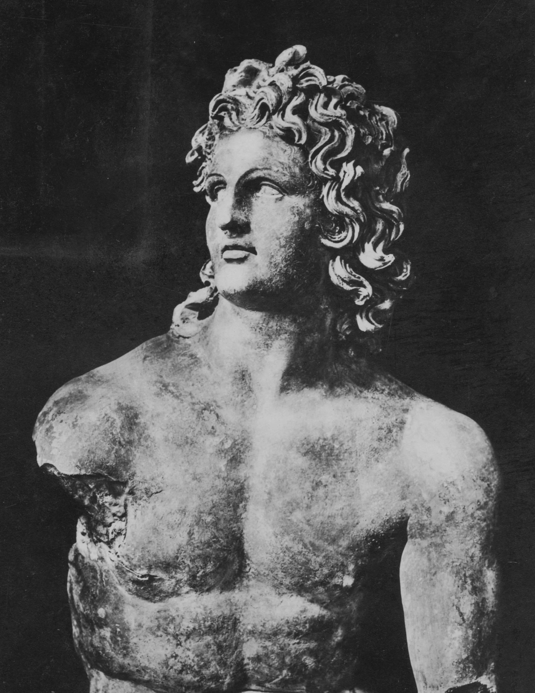 Busto clásico en blanco y negro, con la cabeza elevada.