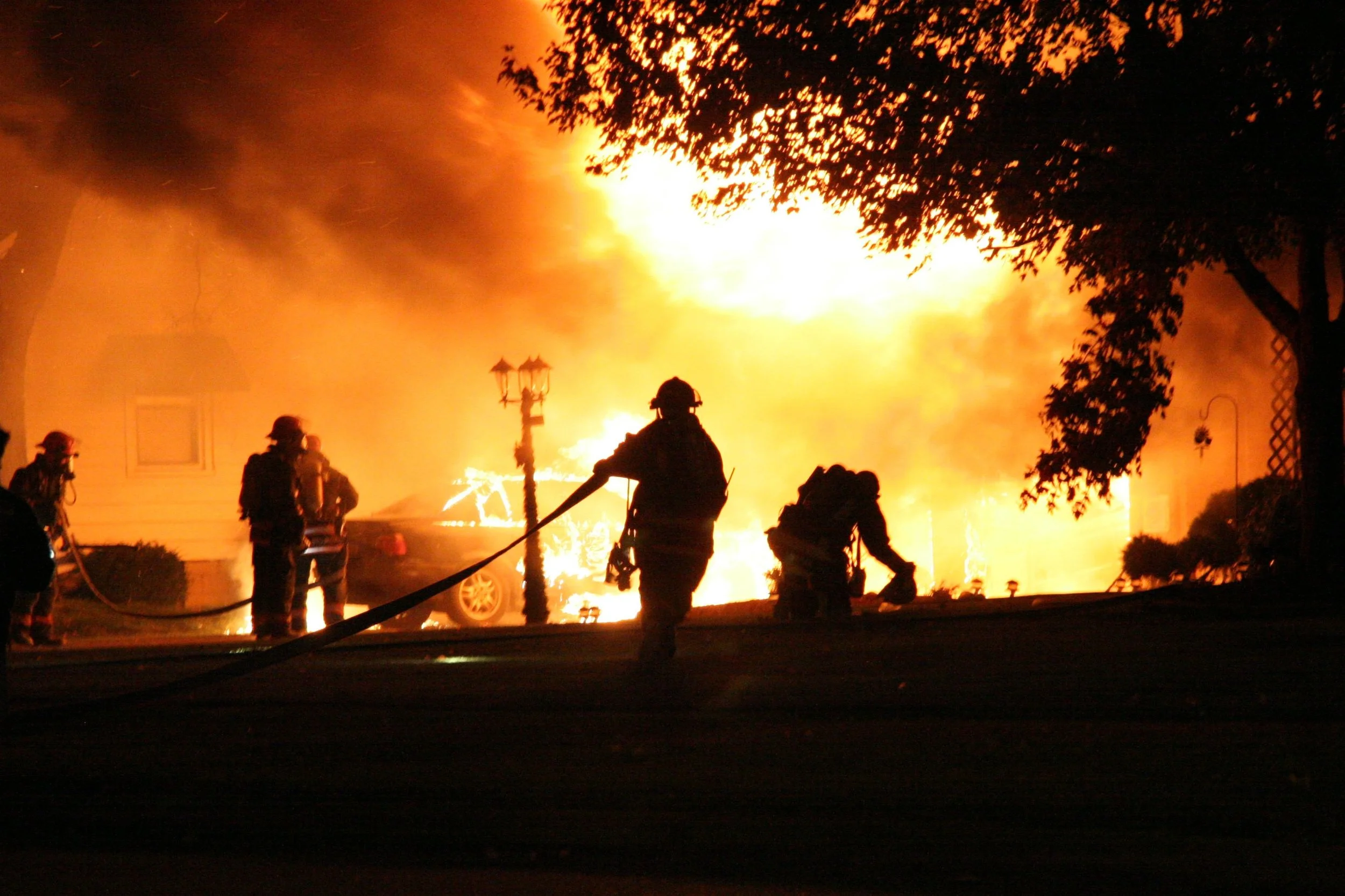 view-of-firefighters-trying-to-extinguish-the-fire-2025-02-09-18-09-27-utc.jpg